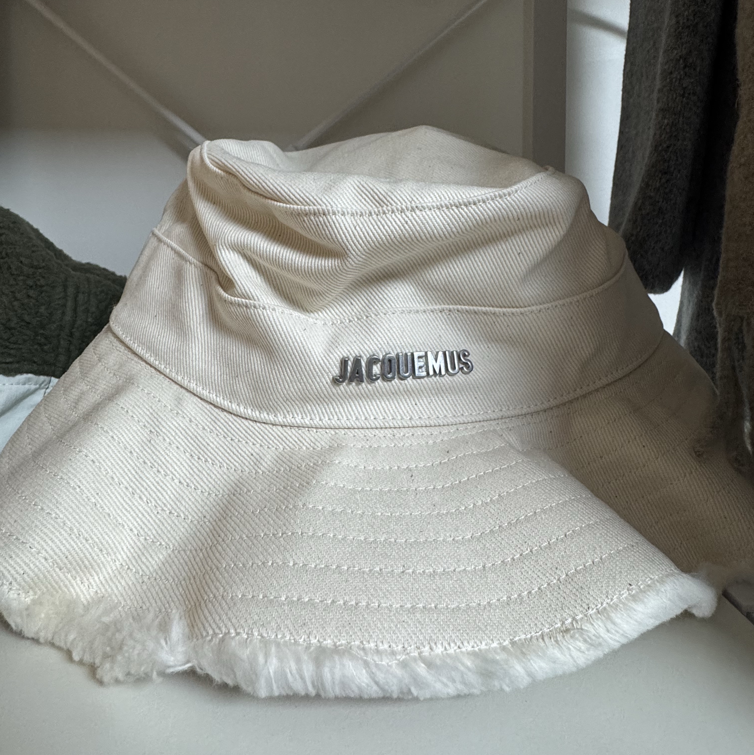 Jacquemus Le Bob Artichaut Bucket Hat Off White 착용 스타일