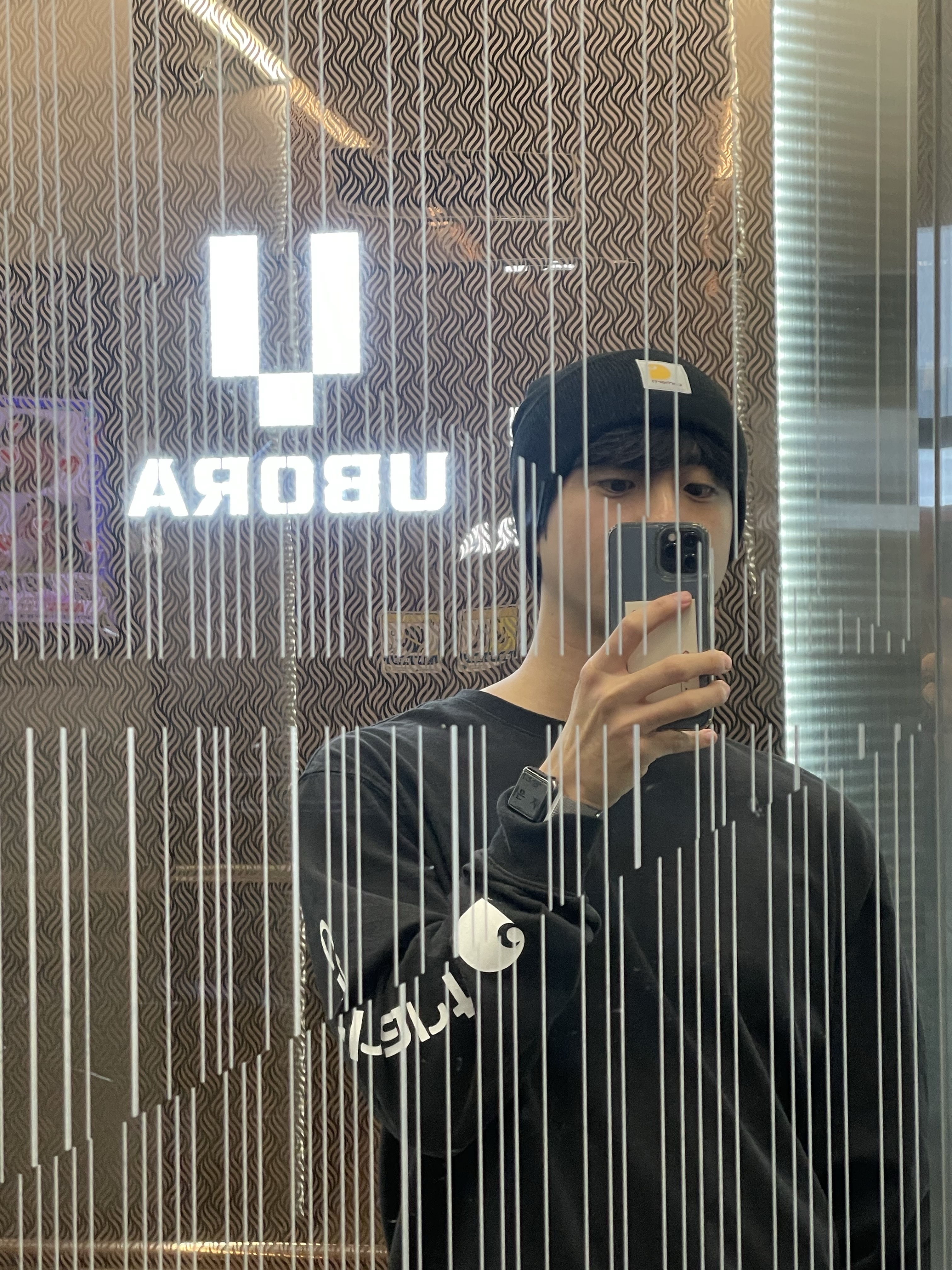 Carhartt Loose Fit Heavyweight Regular Logo Sleeve Graphic Long Sleeve T-Shirt Black, Carhartt WIP Acrylic Watch Hat Black 착용 스타일