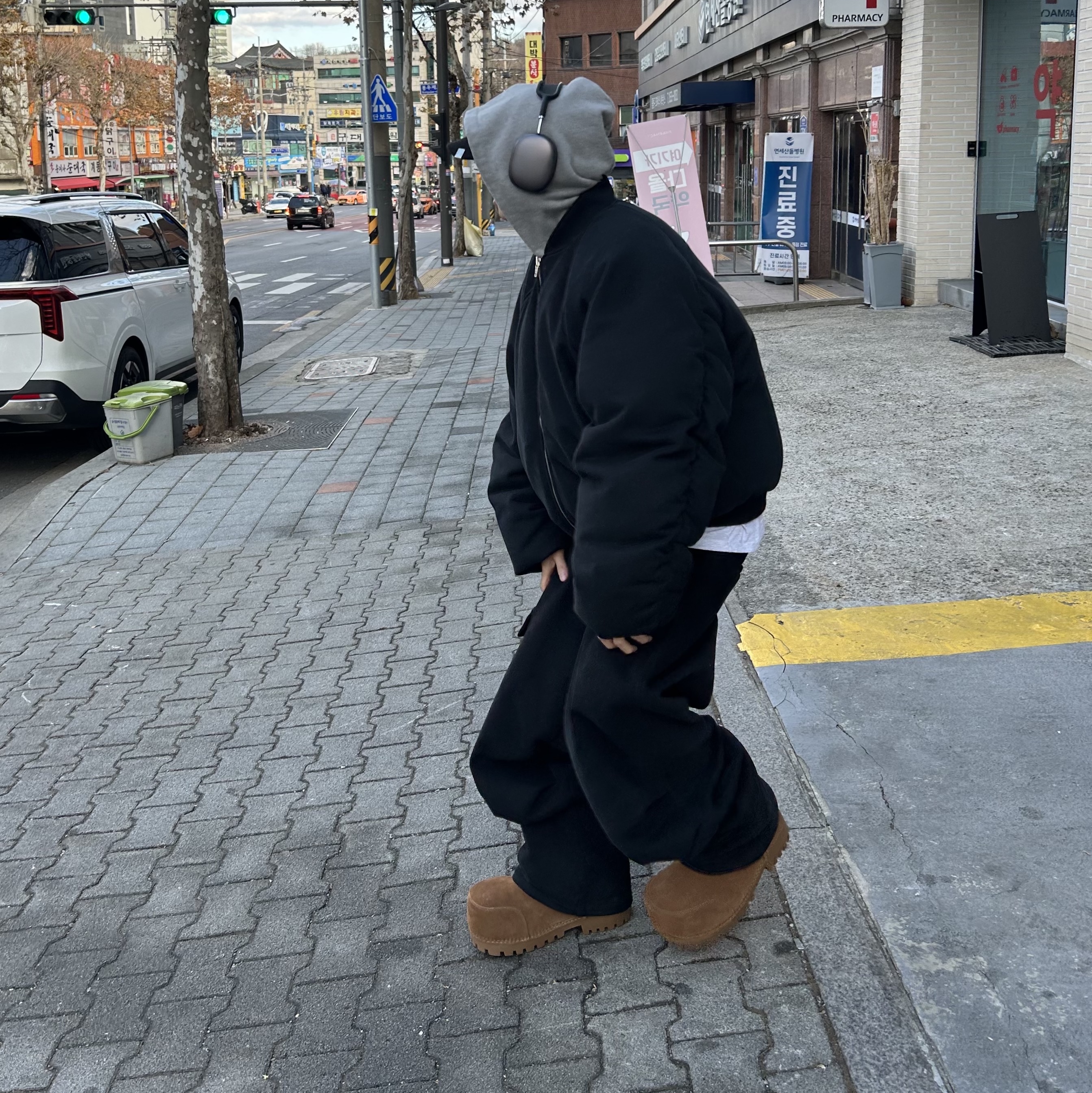 Farfromwhat Far Oversized Bomber Black, Farfromwhat Far Oversized Cargo Sweatpants Black 착용 스타일 - 1