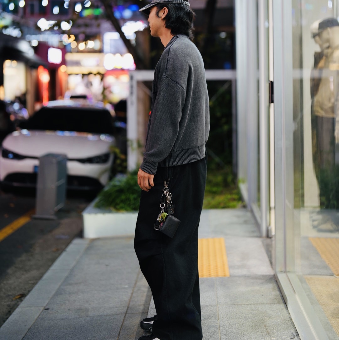 Nike Shox R4 Black and Metallic Silver 착용 스타일 - 3