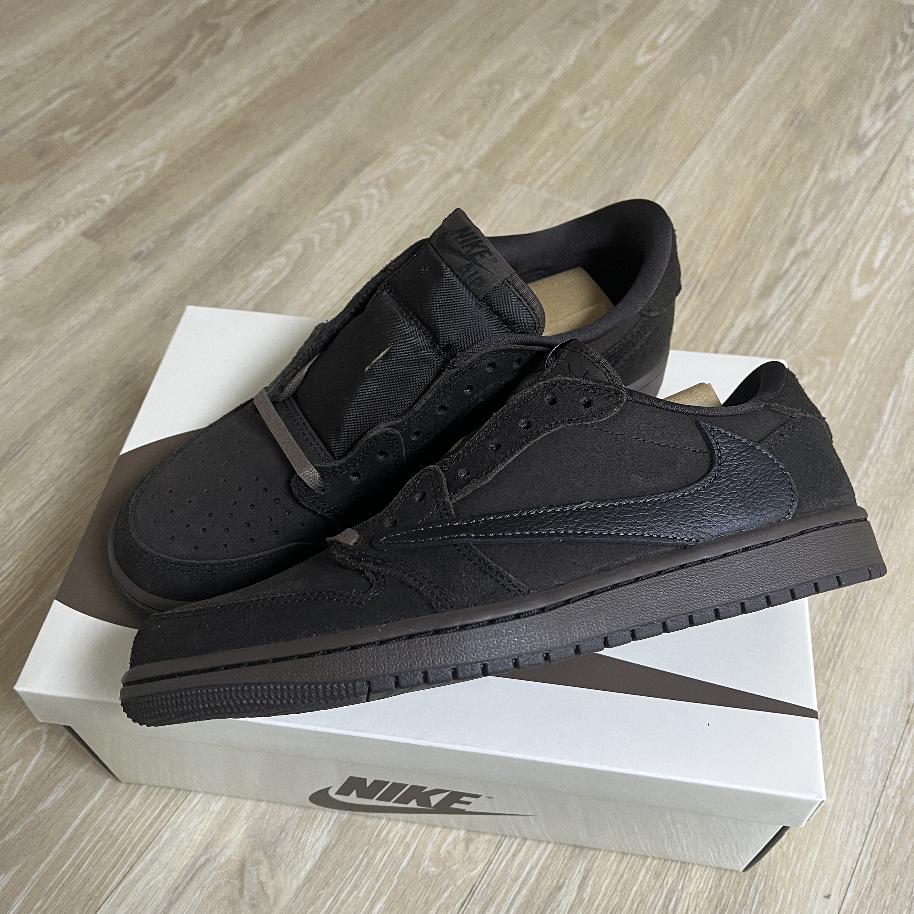 Jordan 1 x Travis Scott Retro Low OG SP Velvet Brown and Dark Mocha 착용 스타일 - 2