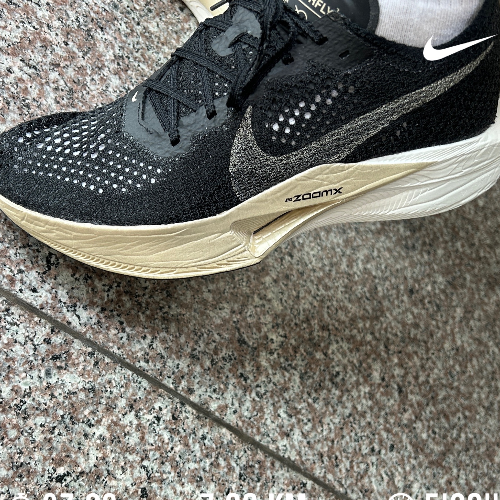 Nike ZoomX Vaporfly Next% 3 Black Metallic Gold Grain 착용 스타일 - 3