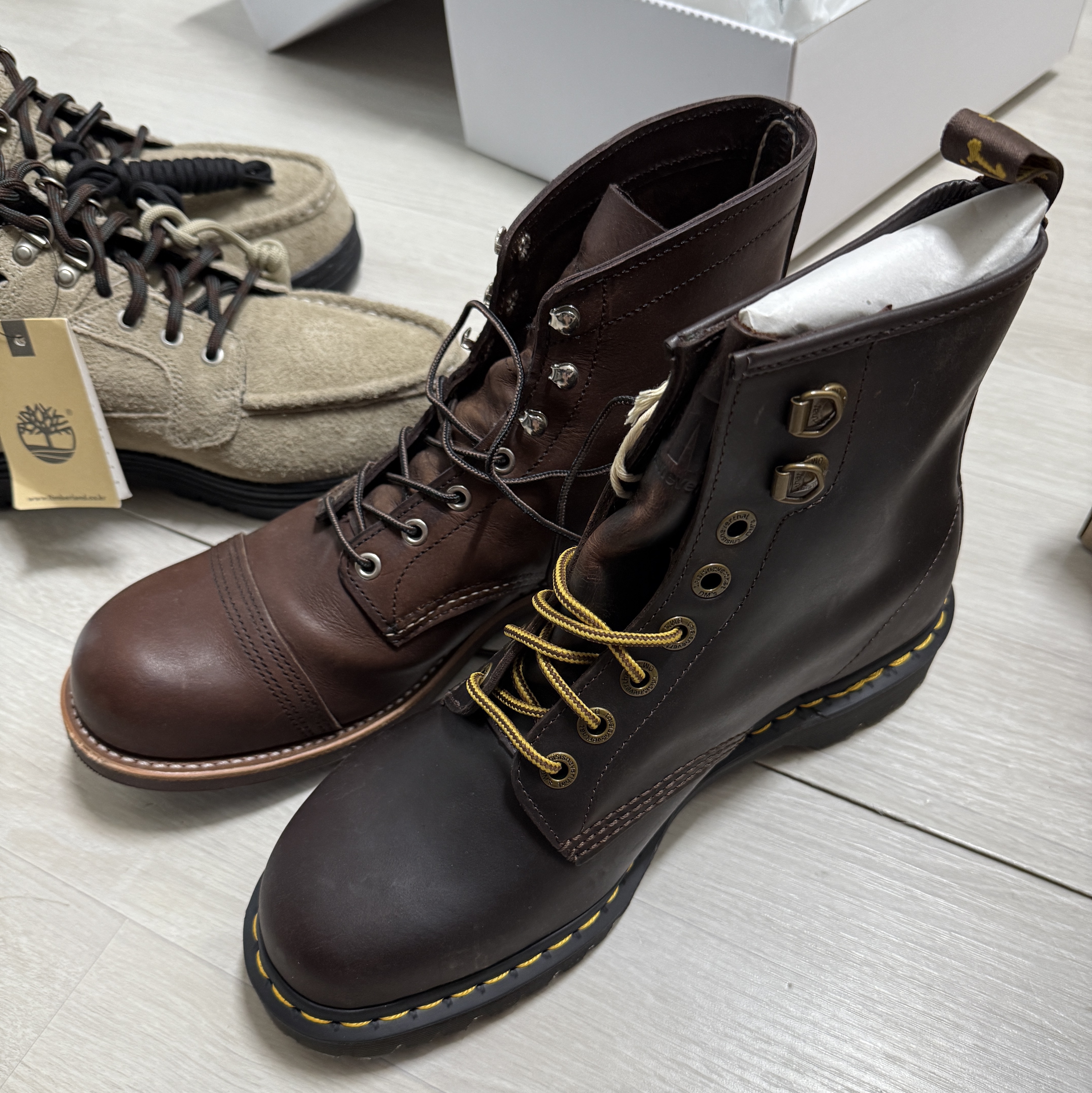 Dr. Martens x Thisisneverthat 1460 Waxed Full Grain Brown, Timberland x Thisisneverthat Heritage Gore-Tex Moc Toe Mid Boots Desert - Wide 착용 스타일 - 4