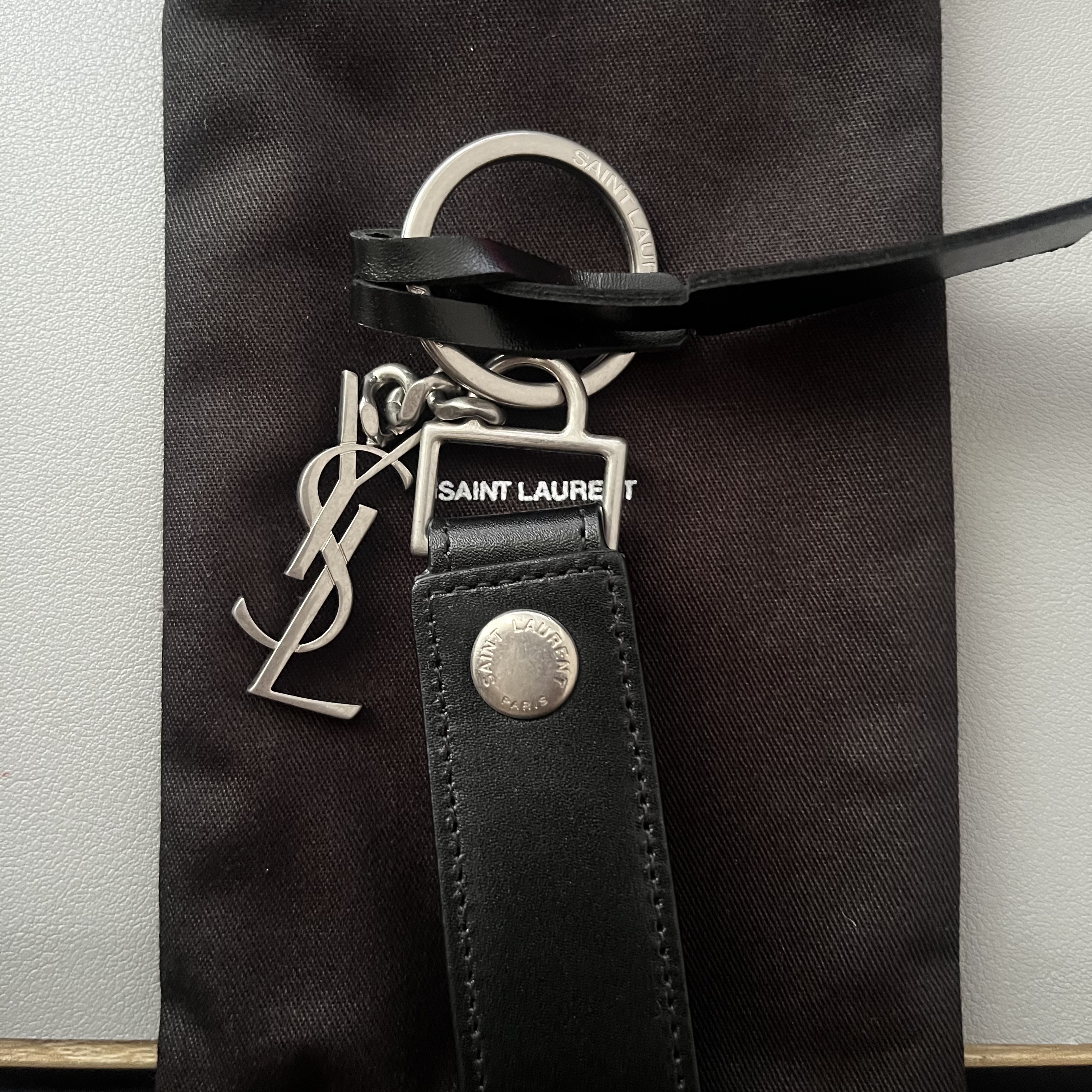 Saint Laurent Monogram Keyring Smooth Leather Black 착용 스타일