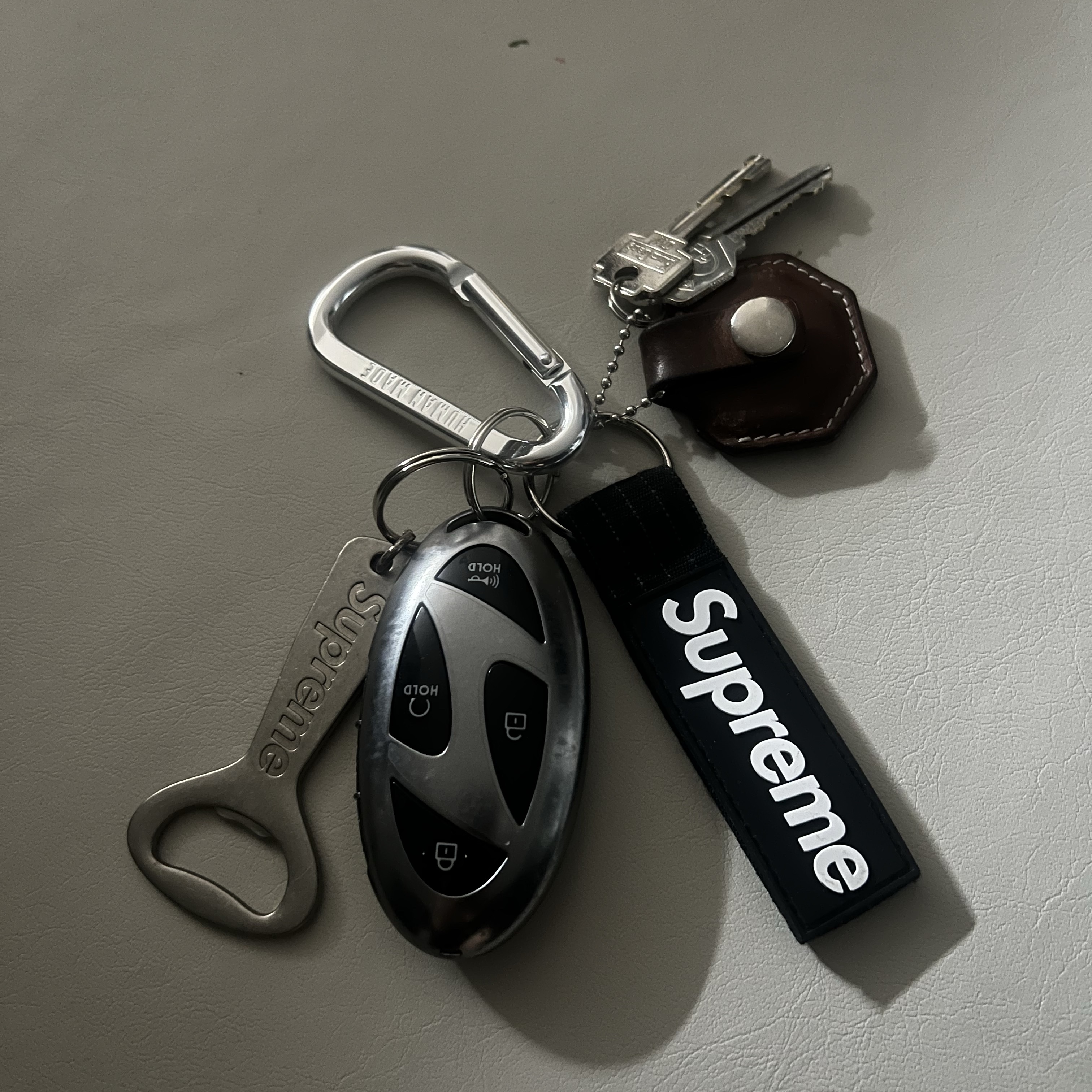 Human Made Carabiner 70mm Silver, Supreme Bottle Opener Keychain Silver - 24FW 착용 스타일