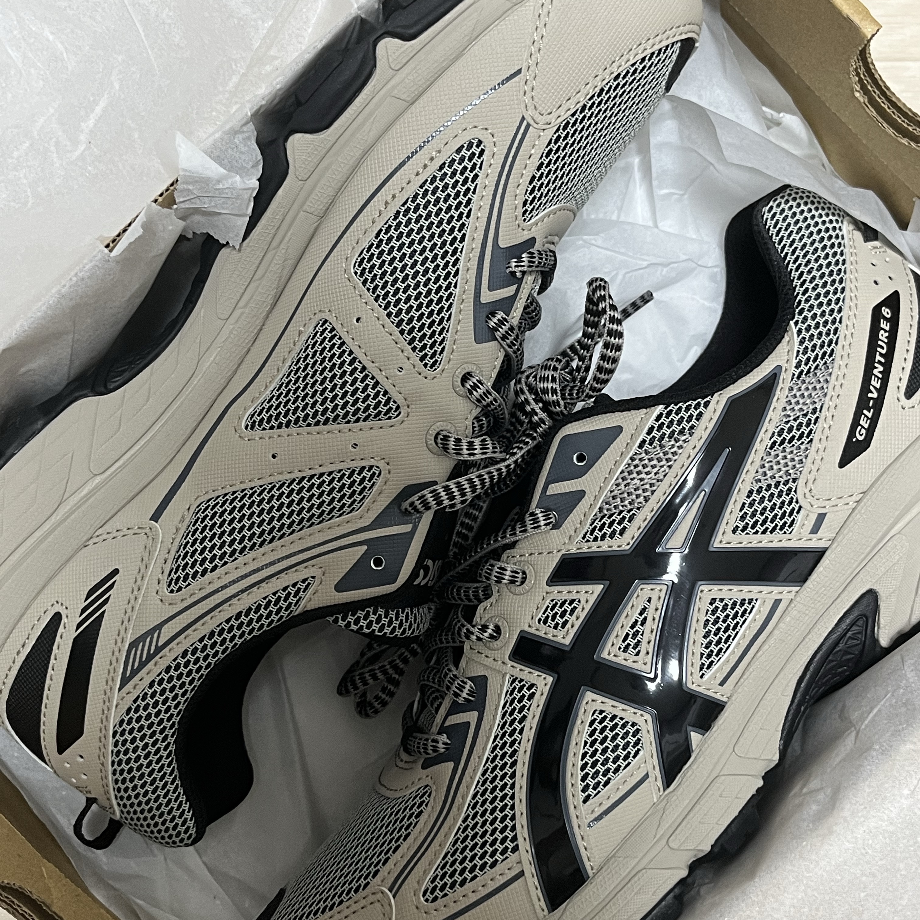 Asics Gel-Venture 6 Feather Grey Black 착용 스타일