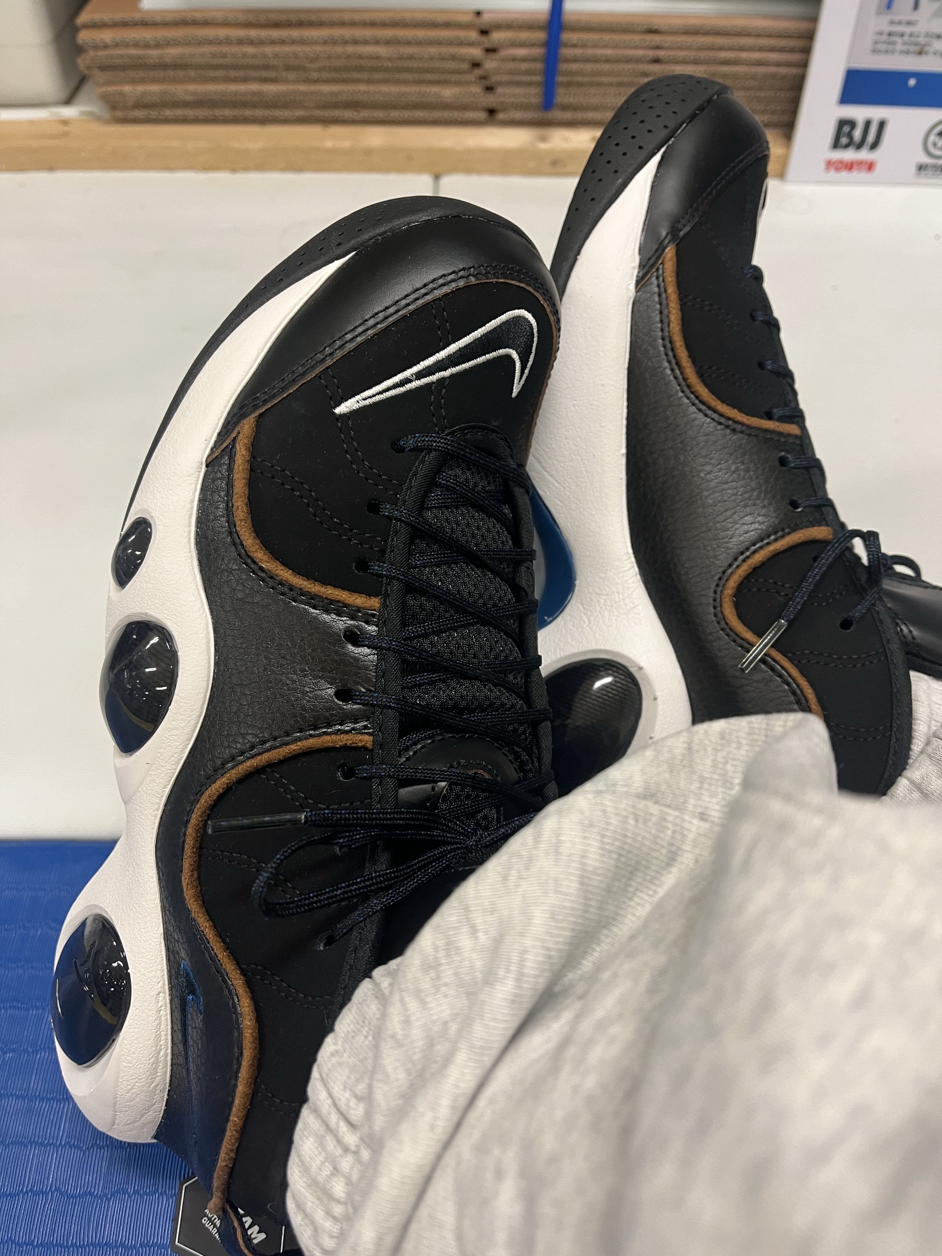 Nike Air Zoom Flight 95 Black and Valerian Blue 착용 스타일 - 2