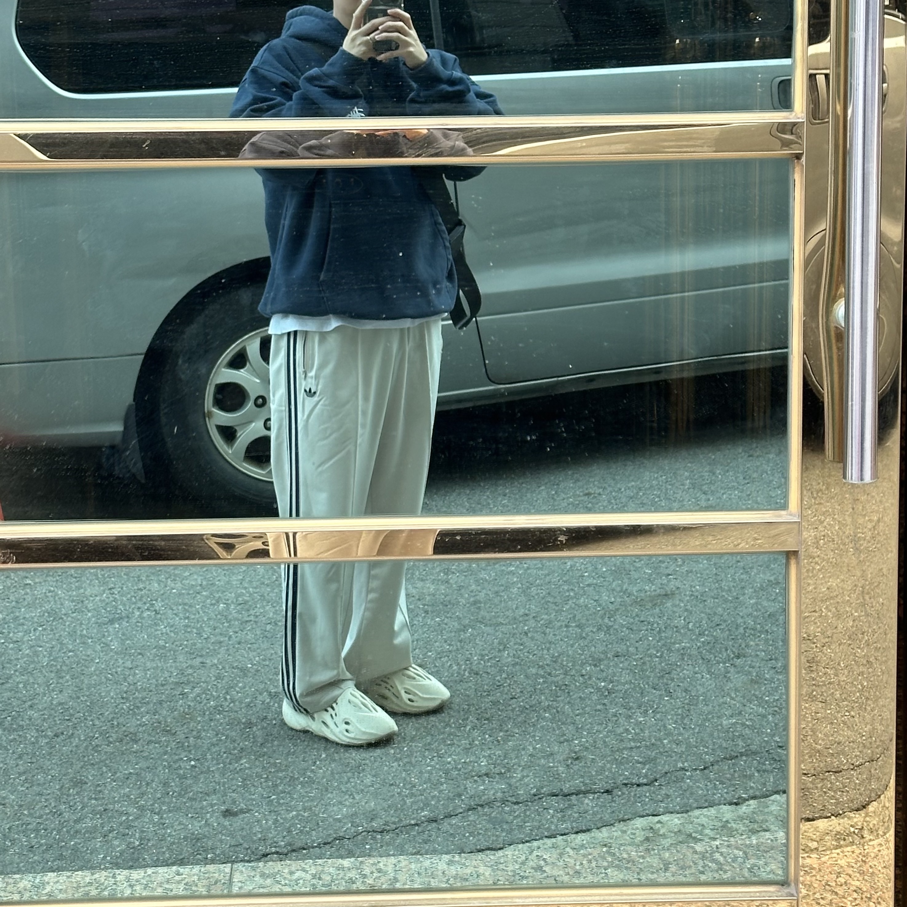 Adidas Yeezy Foam RNNR Sand, Stussy Basic Stussy Hoodie Navy 착용 스타일
