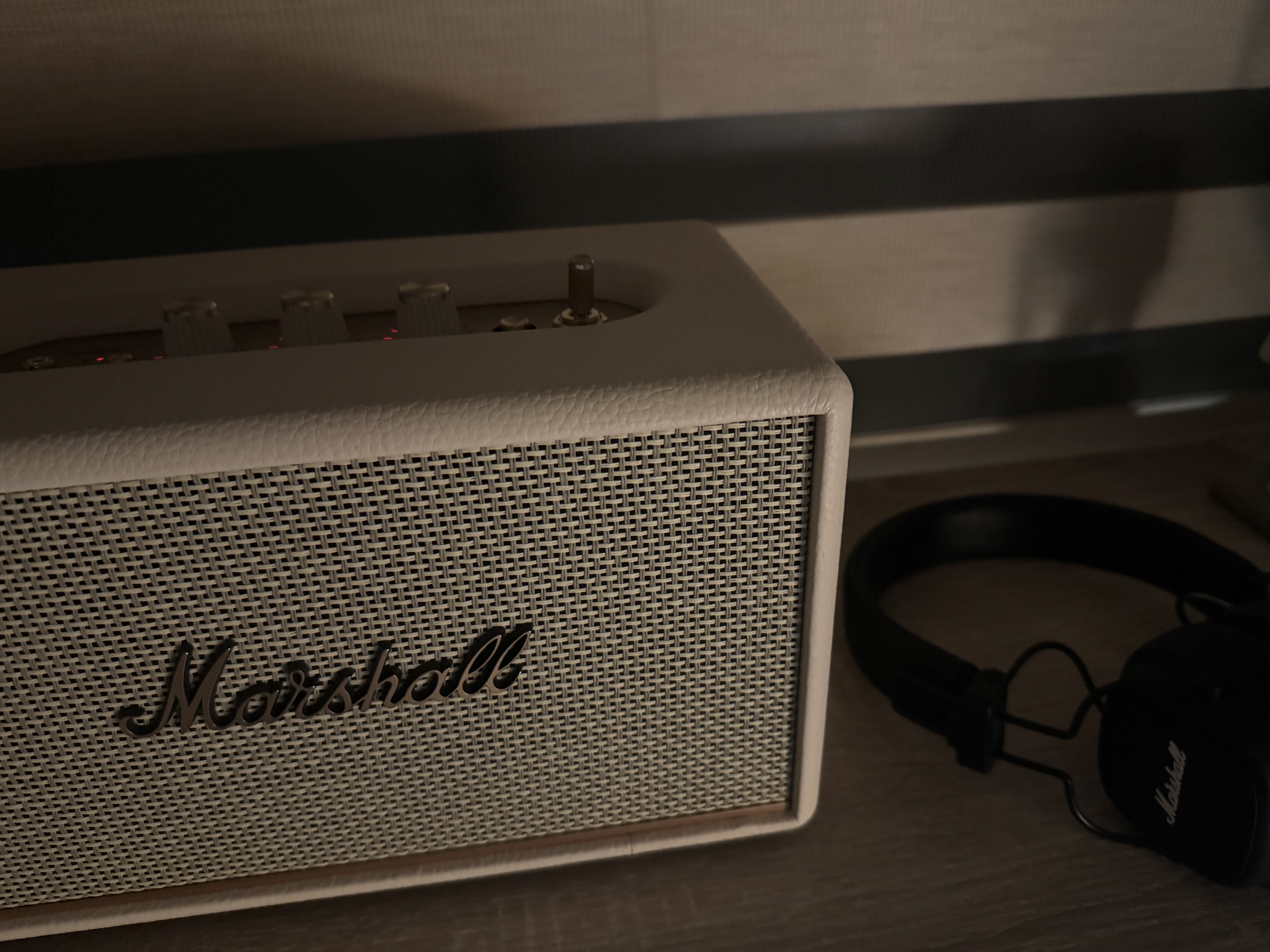 Marshall Major IV Black (Korean Ver.), Marshall Acton III Bluetooth Cream (Korean Ver.) 착용 스타일