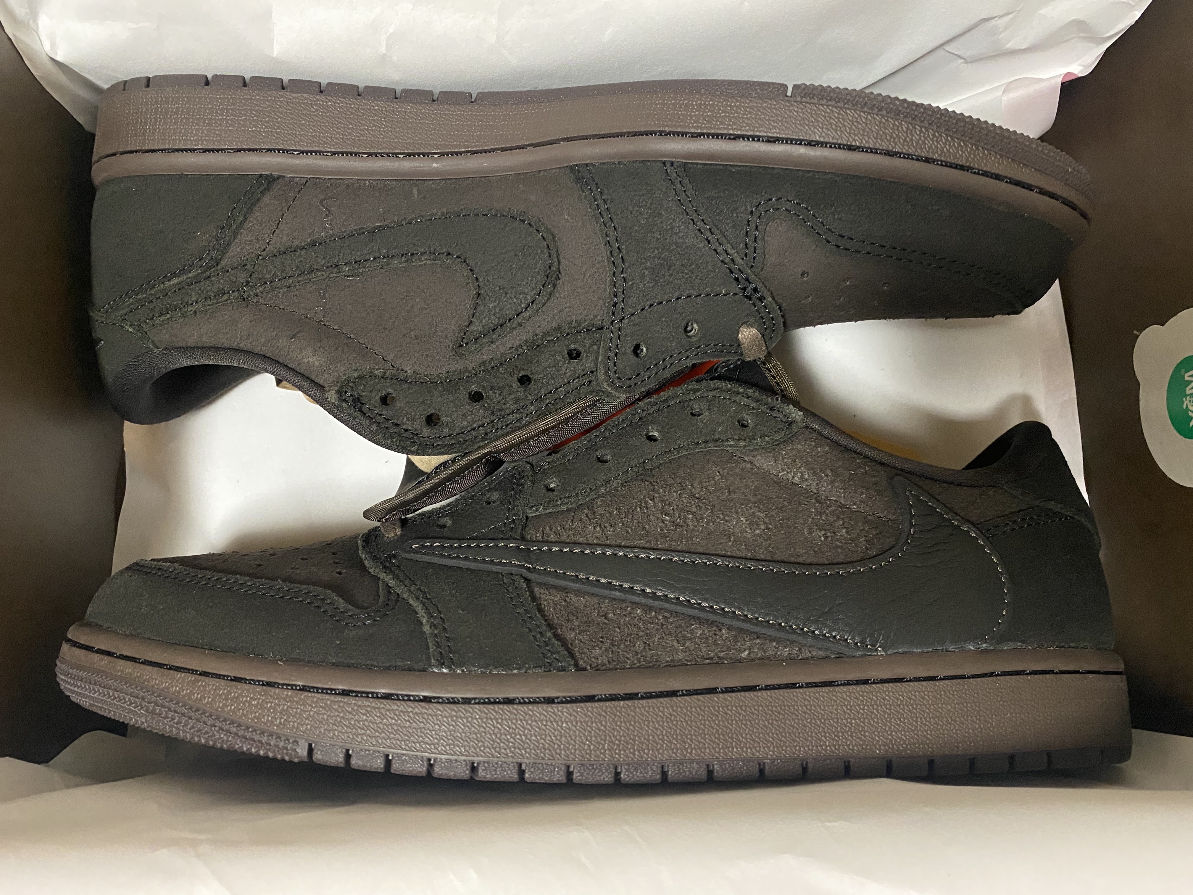 Jordan 1 x Travis Scott Retro Low OG SP Velvet Brown and Dark Mocha 착용 스타일 - 1