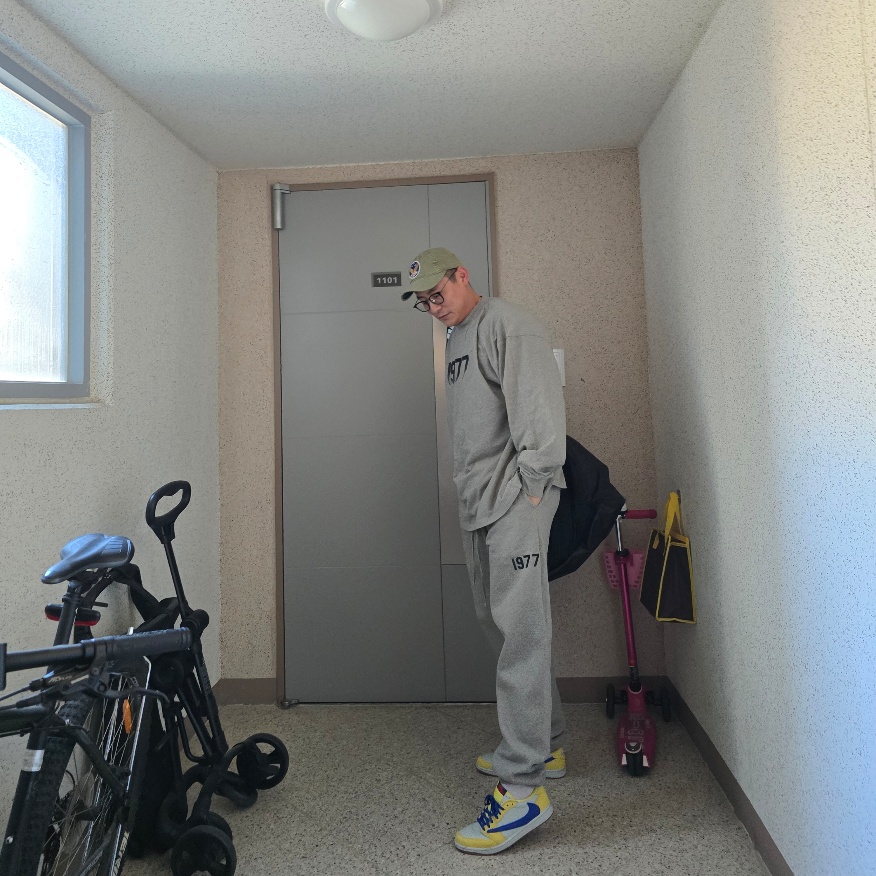 (W) Jordan 1 x Travis Scott Retro Low OG SP Canary 착용 스타일