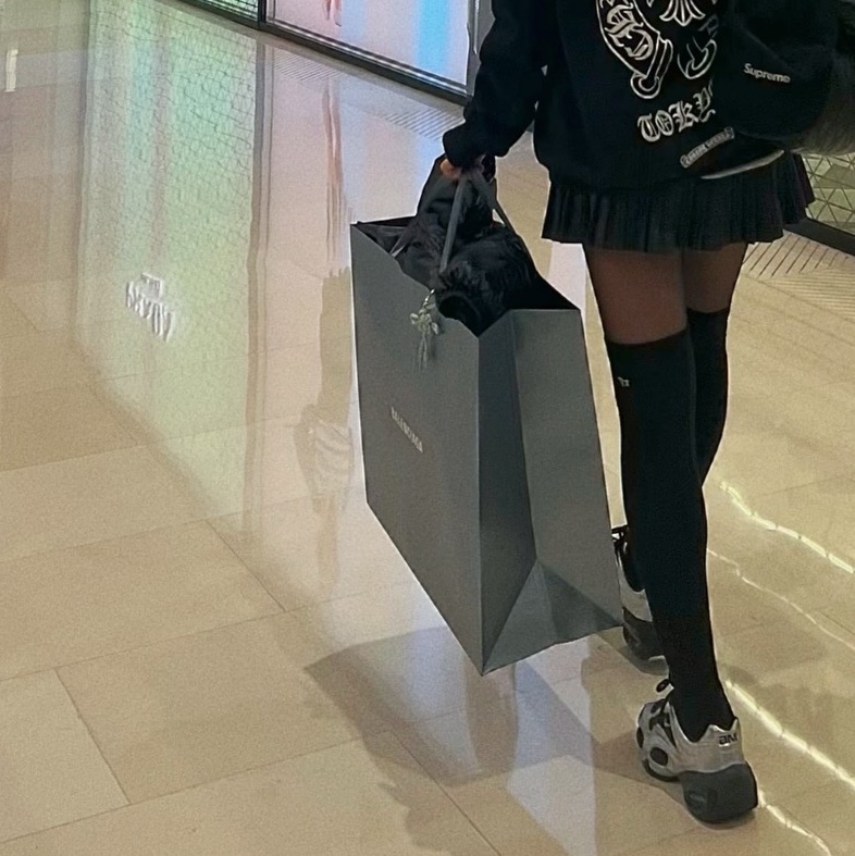 (W) Nike Air Max Muse Black and Metallic Silver, Chrome Hearts Horseshoe Floral Fleece Zip-Up Hoodie Black 착용 스타일 - 2