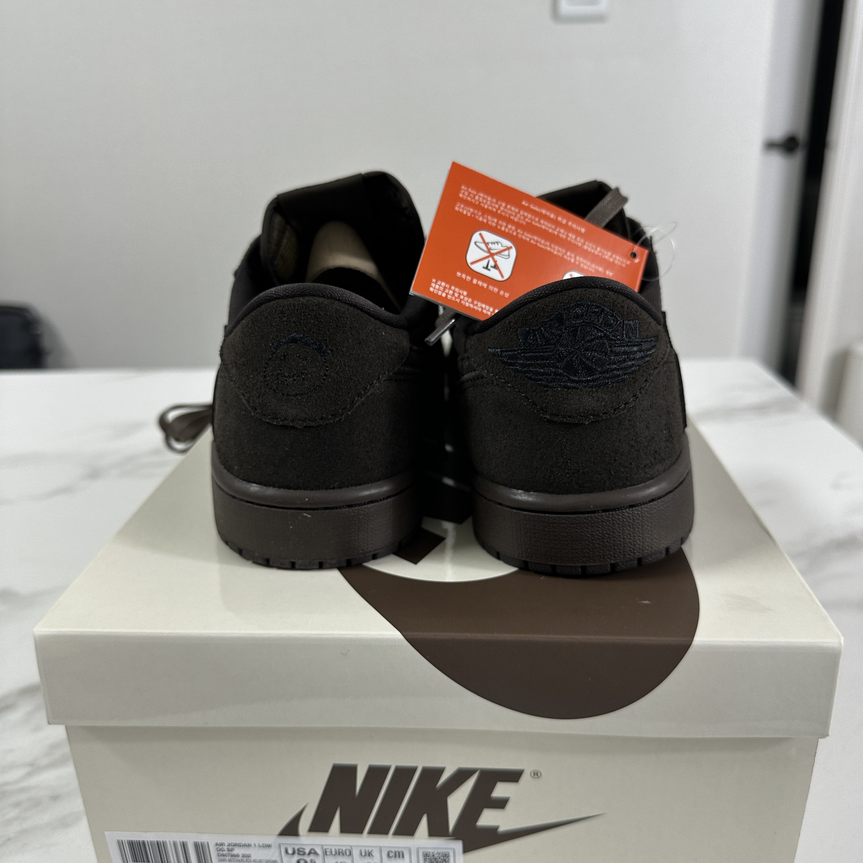 Jordan 1 x Travis Scott Retro Low OG SP Velvet Brown and Dark Mocha 착용 스타일 - 3