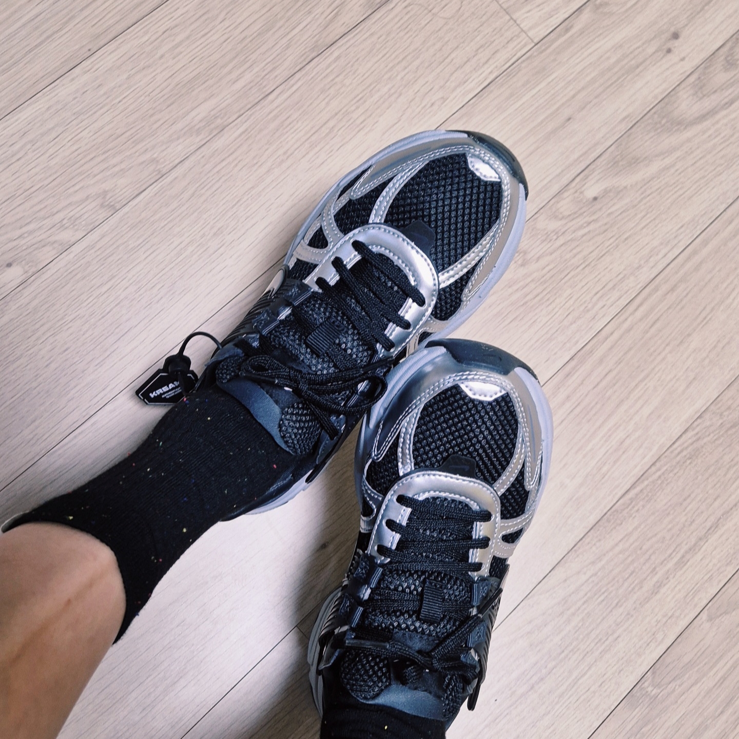 (W) Nike V2K Run Black Dark Smoke Grey 착용 스타일 - 3