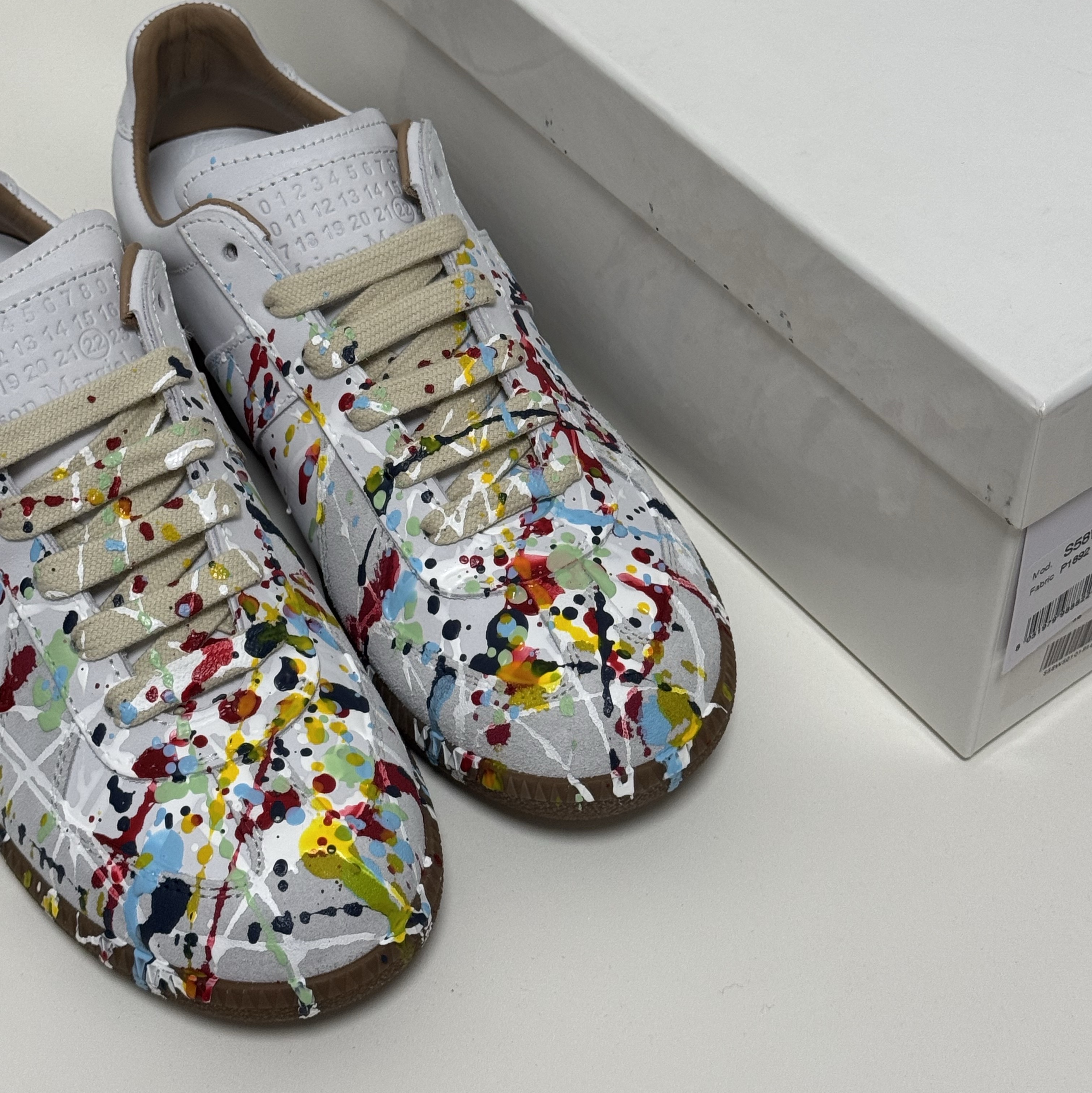 (W) Maison Margiela Replica Paint Drop Sneakers Grey 착용 스타일 - 1