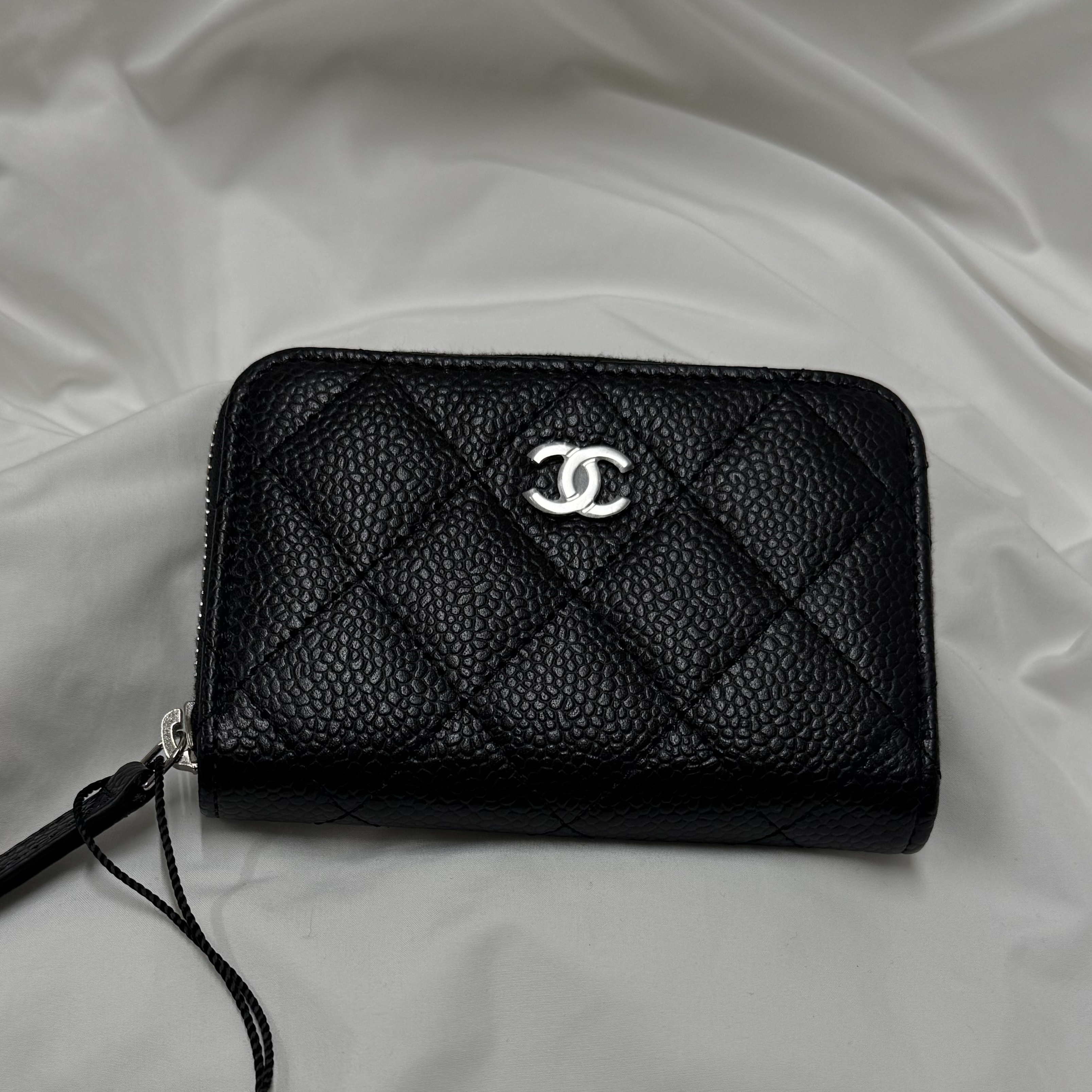 Chanel Classic Zipped Coin Purse Grained Calfskin & Silver Black 착용 스타일 - 3
