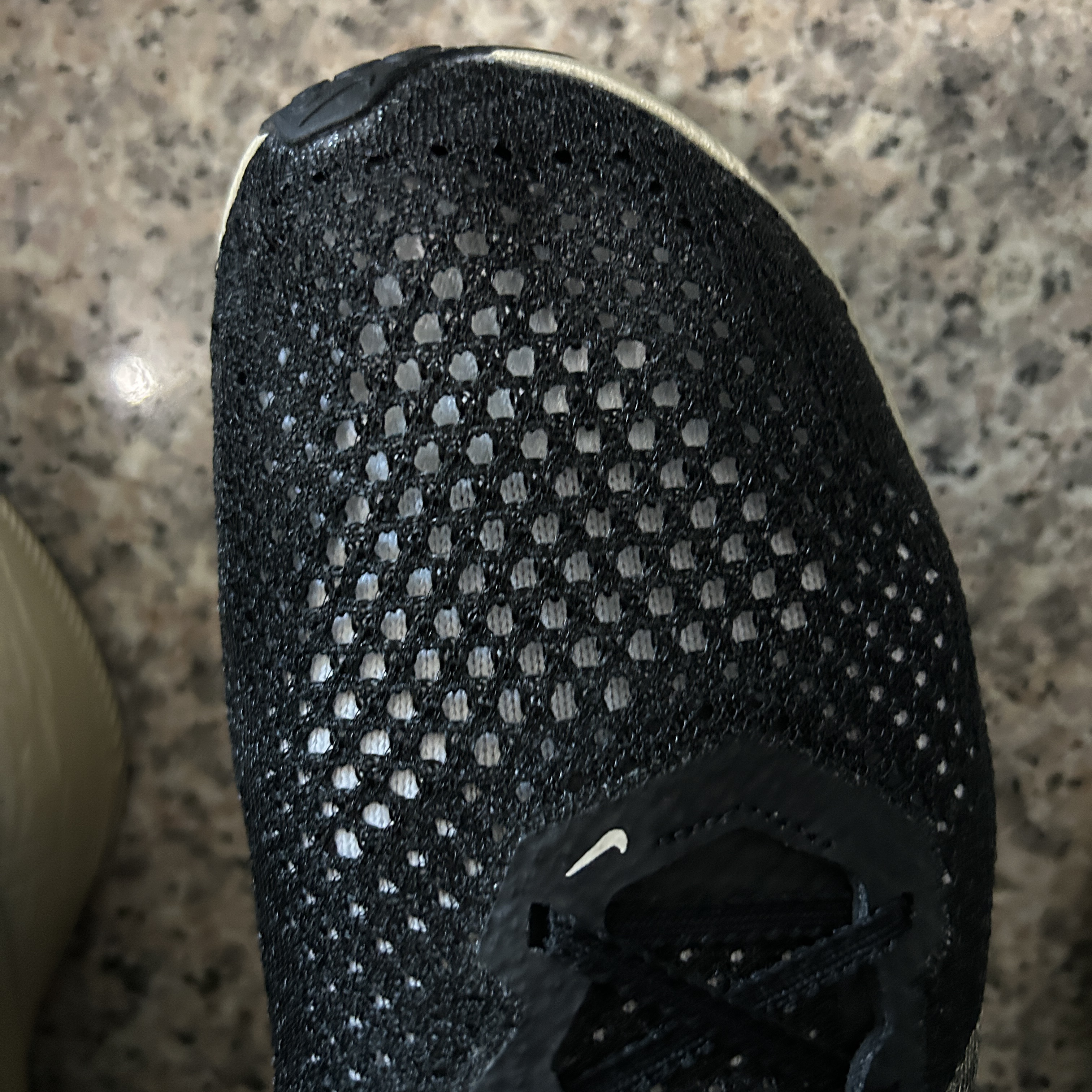 Nike ZoomX Vaporfly Next% 3 Black Metallic Gold Grain 착용 스타일 - 2