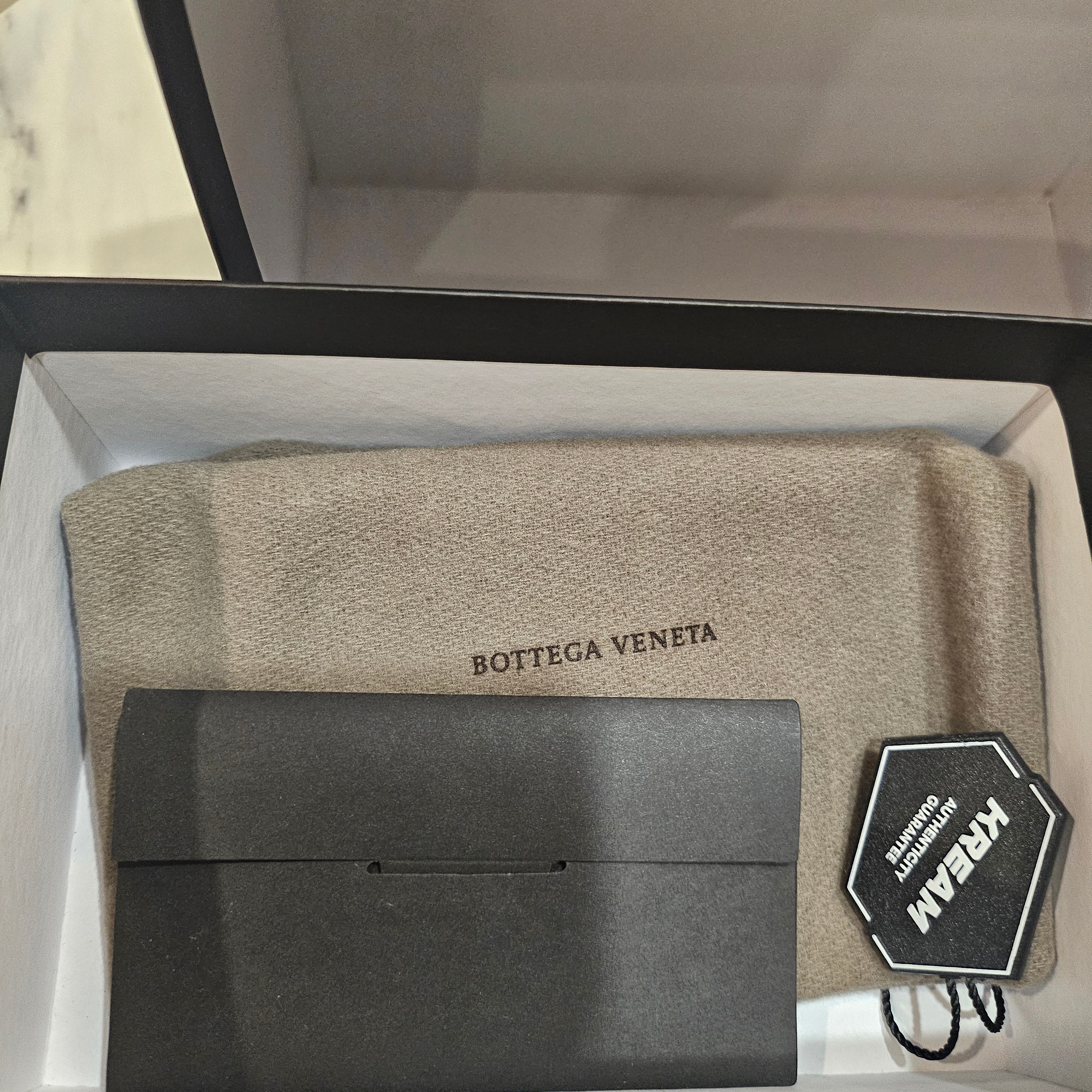 Bottega Veneta Credit Card Case Black 착용 스타일 - 2