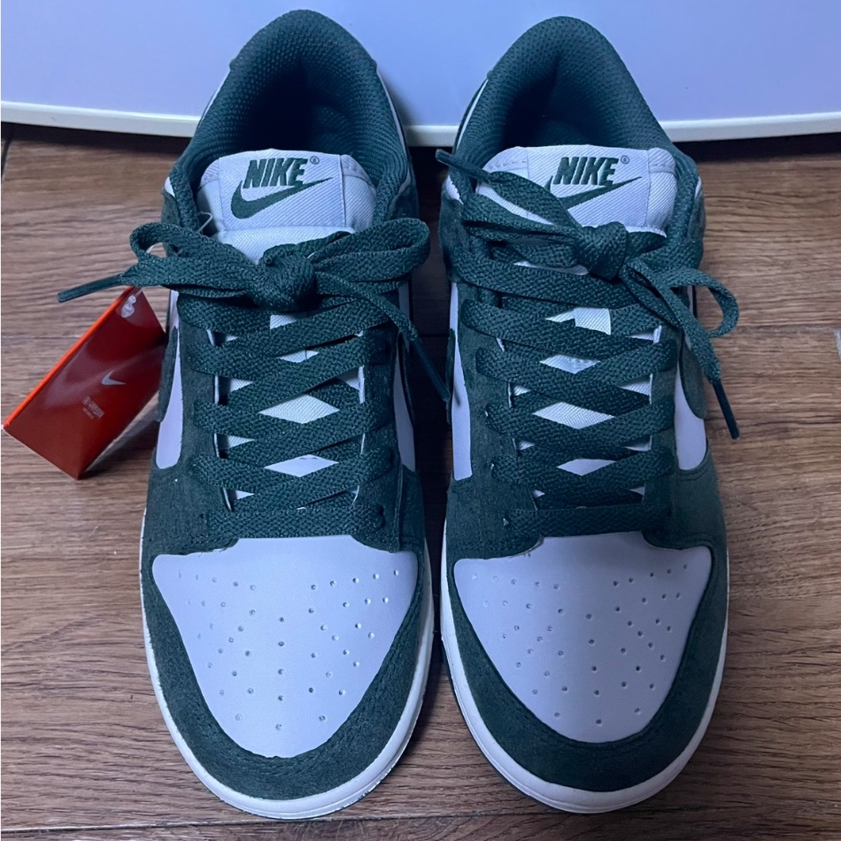 (W) Nike Dunk Low Photon Dust Vintage Green 착용 스타일 - 2