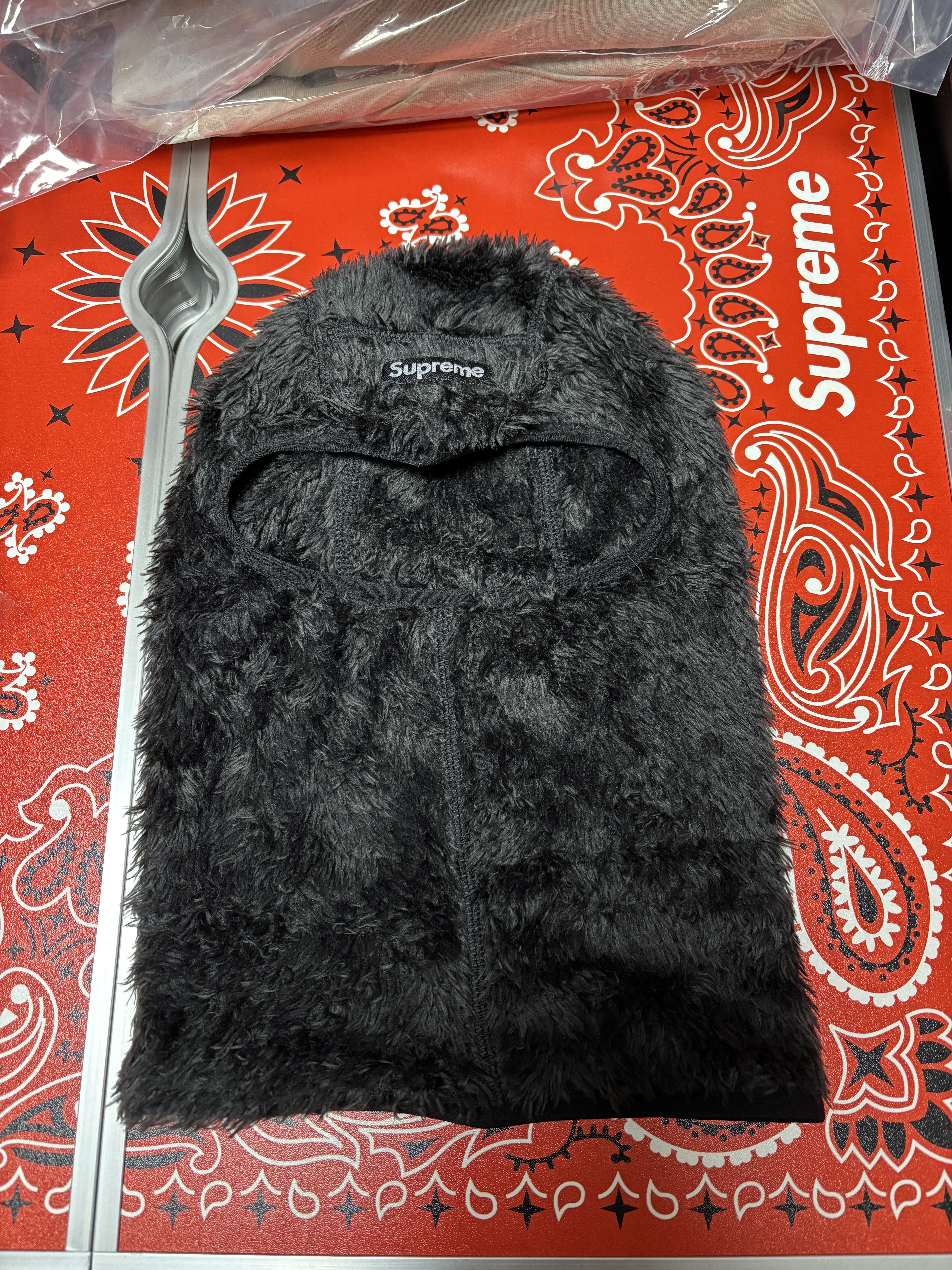 Supreme Fuzzy Camp Cap White - 24FW, Supreme Bottle Opener Keychain Silver - 24FW 착용 스타일 - 4