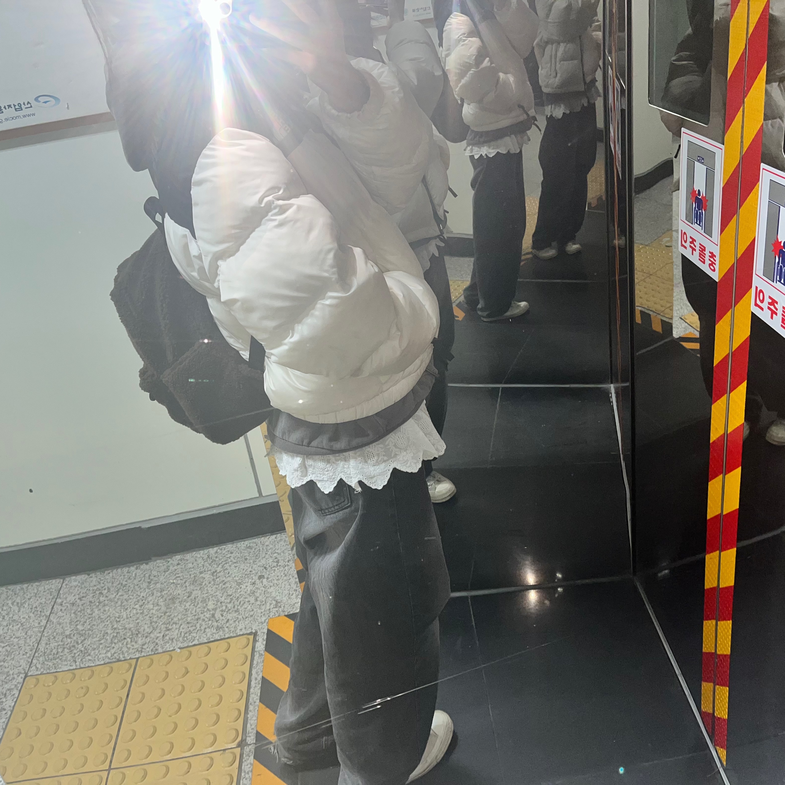 (W) The North Face Nuptse Hybrid Down Ball Jacket Ivory, BAPE Baby Milo Mini Fur Backpack Brown 착용 스타일