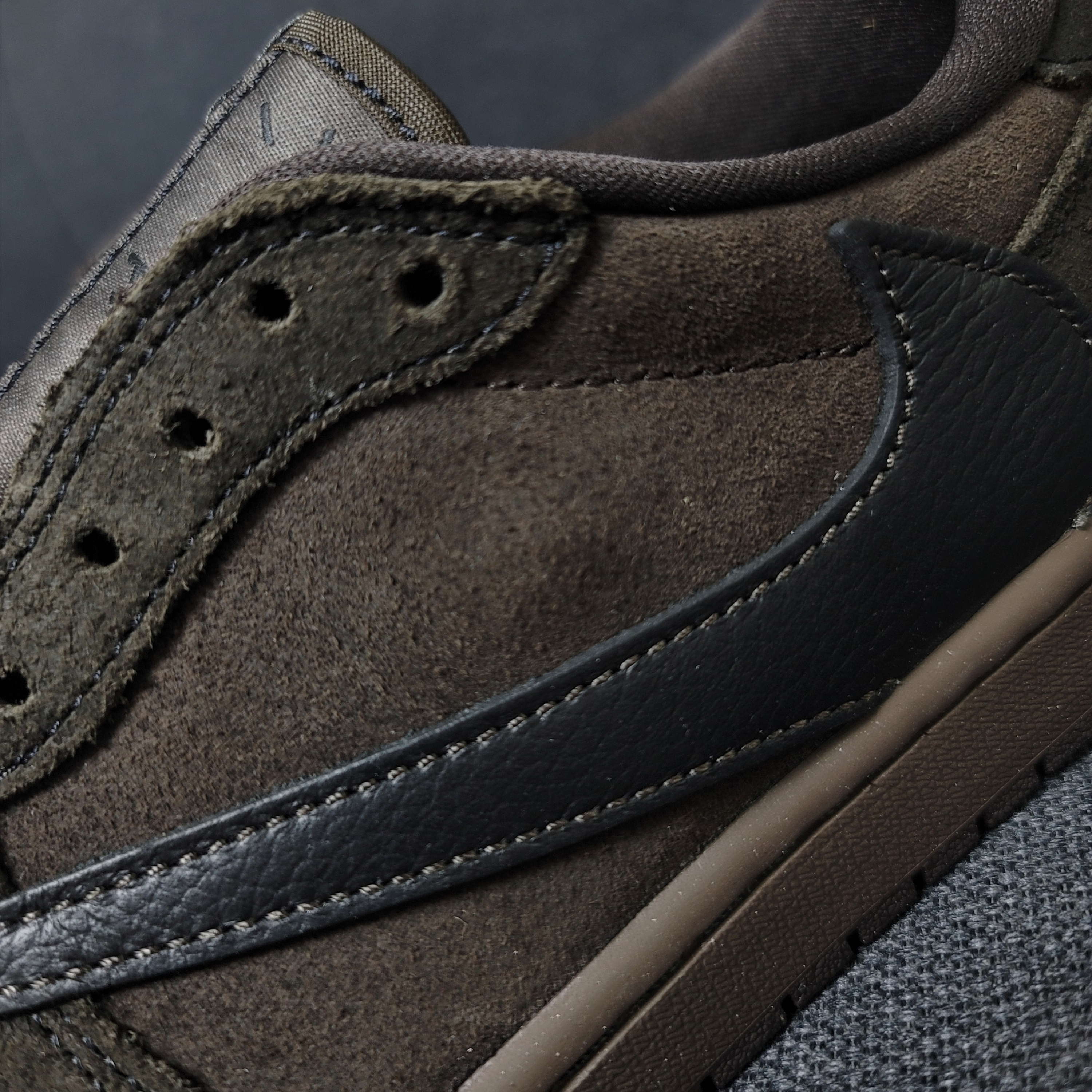 Jordan 1 x Travis Scott Retro Low OG SP Velvet Brown and Dark Mocha 착용 스타일 - 3