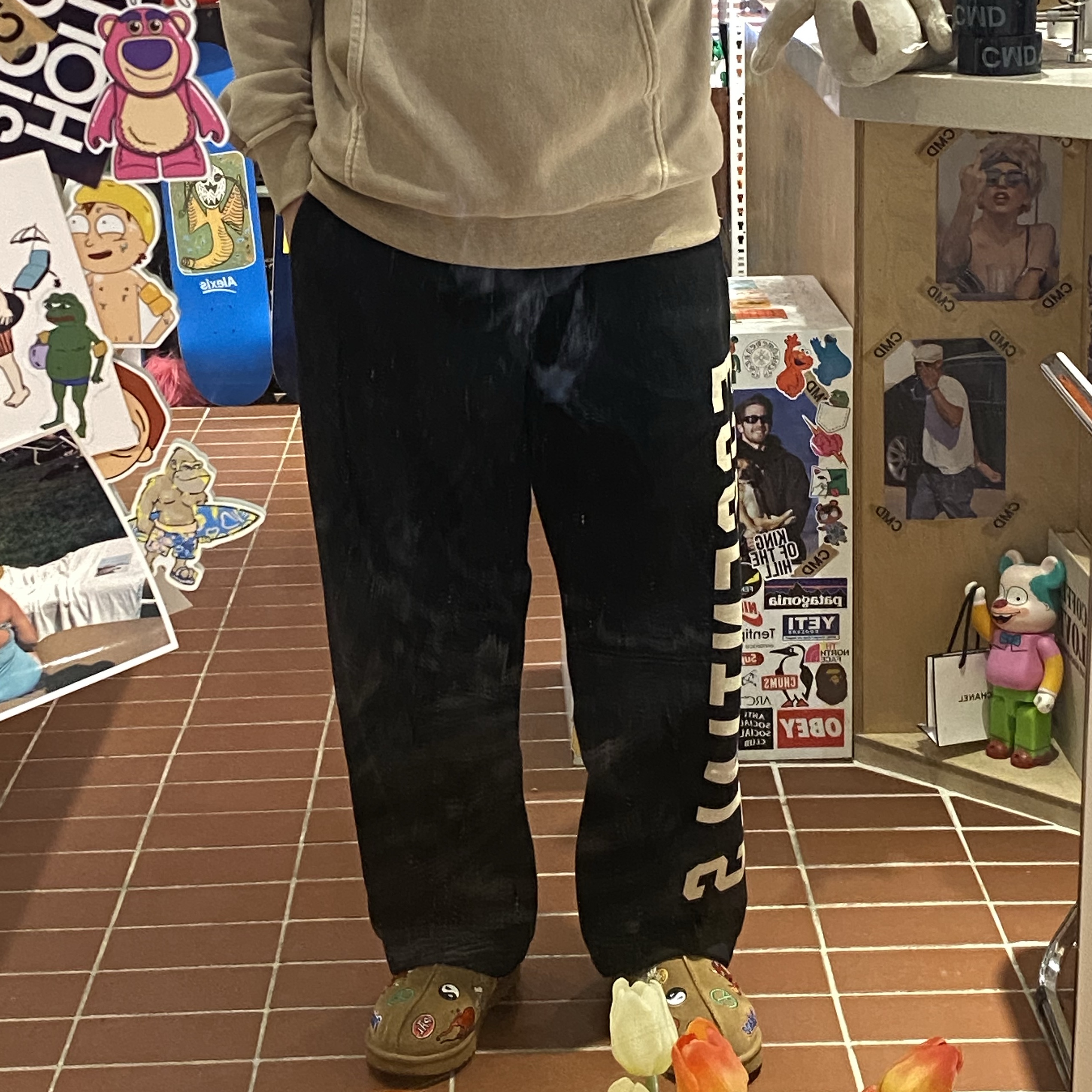 Essentials Fleece Relaxed Sweatpant Black - 24FW, UGG x Palace Tasman Slipper Chestnut 착용 스타일