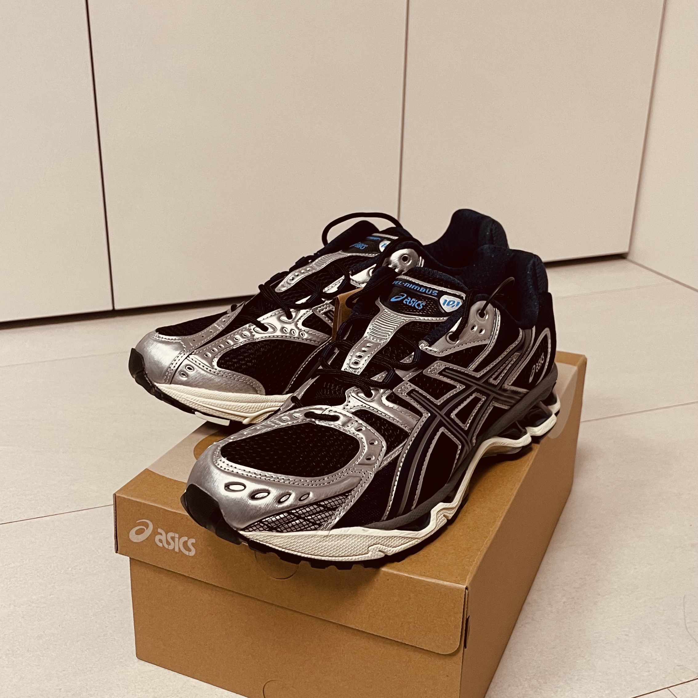 Asics Gel-Nimbus 10.1 Black Midnight 착용 스타일