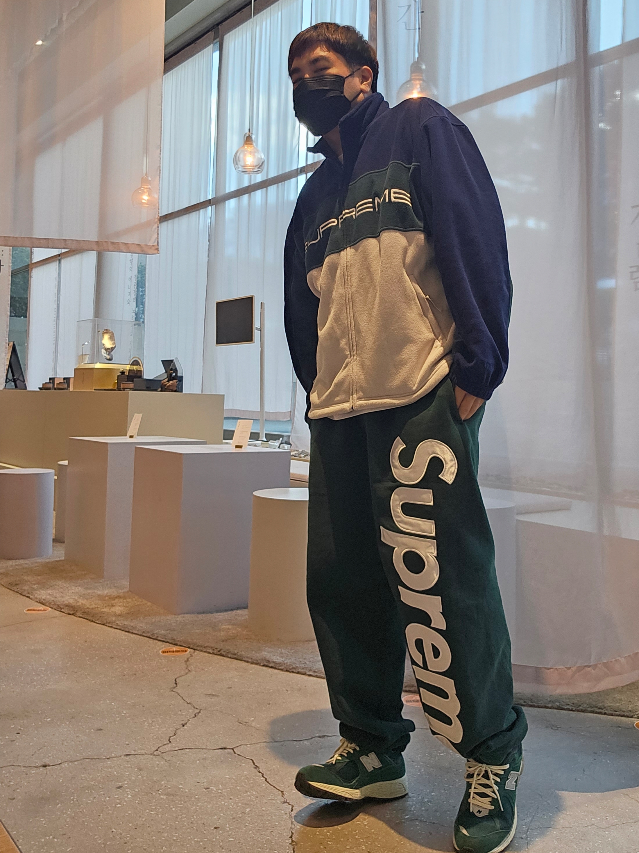 Supreme Polartec Zip Jacket Navy - 23FW, Supreme Satin Applique Sweatpants Dark Green - 24FW 착용 스타일