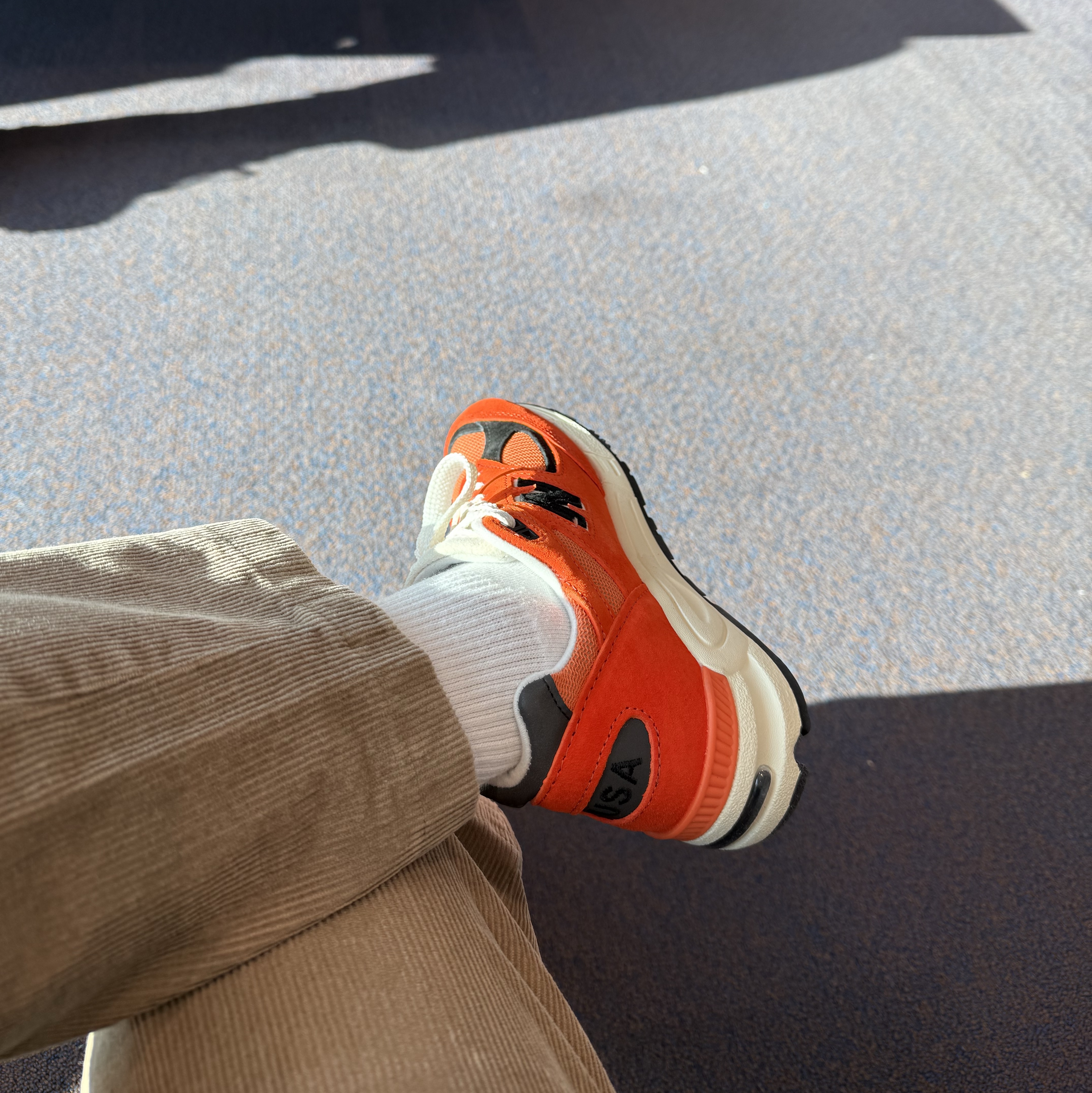 New Balance 990v2 Made in USA Marigold Black, (W) Hoka Speedgoat 5 Sunlit Ocean Night Sky 착용 스타일 - 1