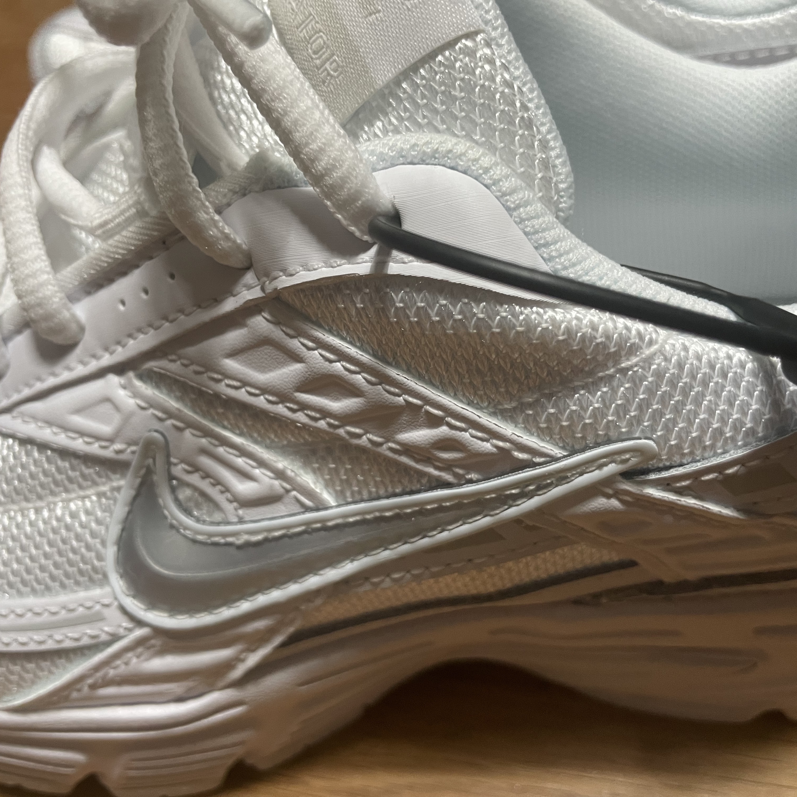 (W) Nike Initiator White Metallic Silver 착용 스타일 - 2