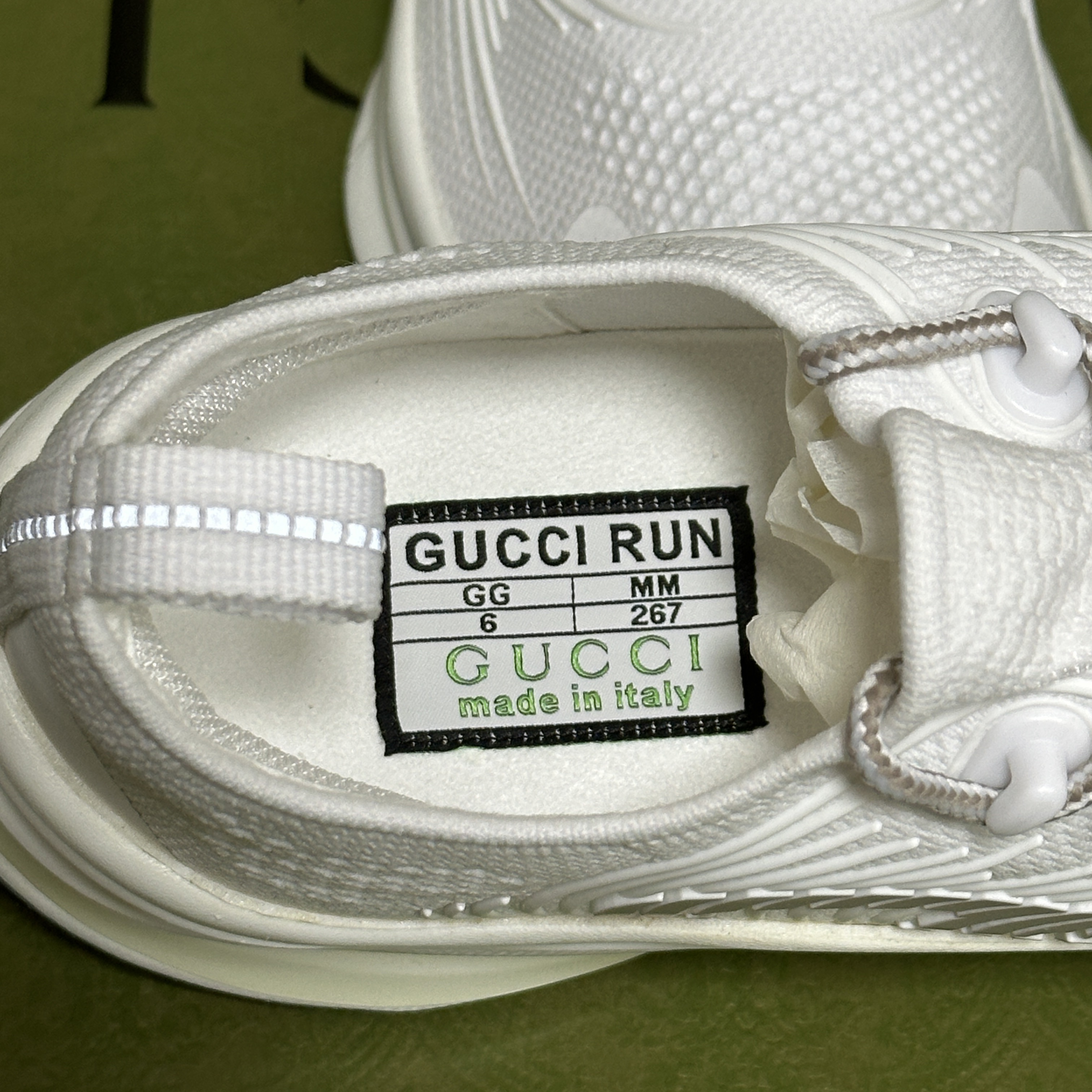 Gucci Run Sneakers White 착용 스타일 - 5