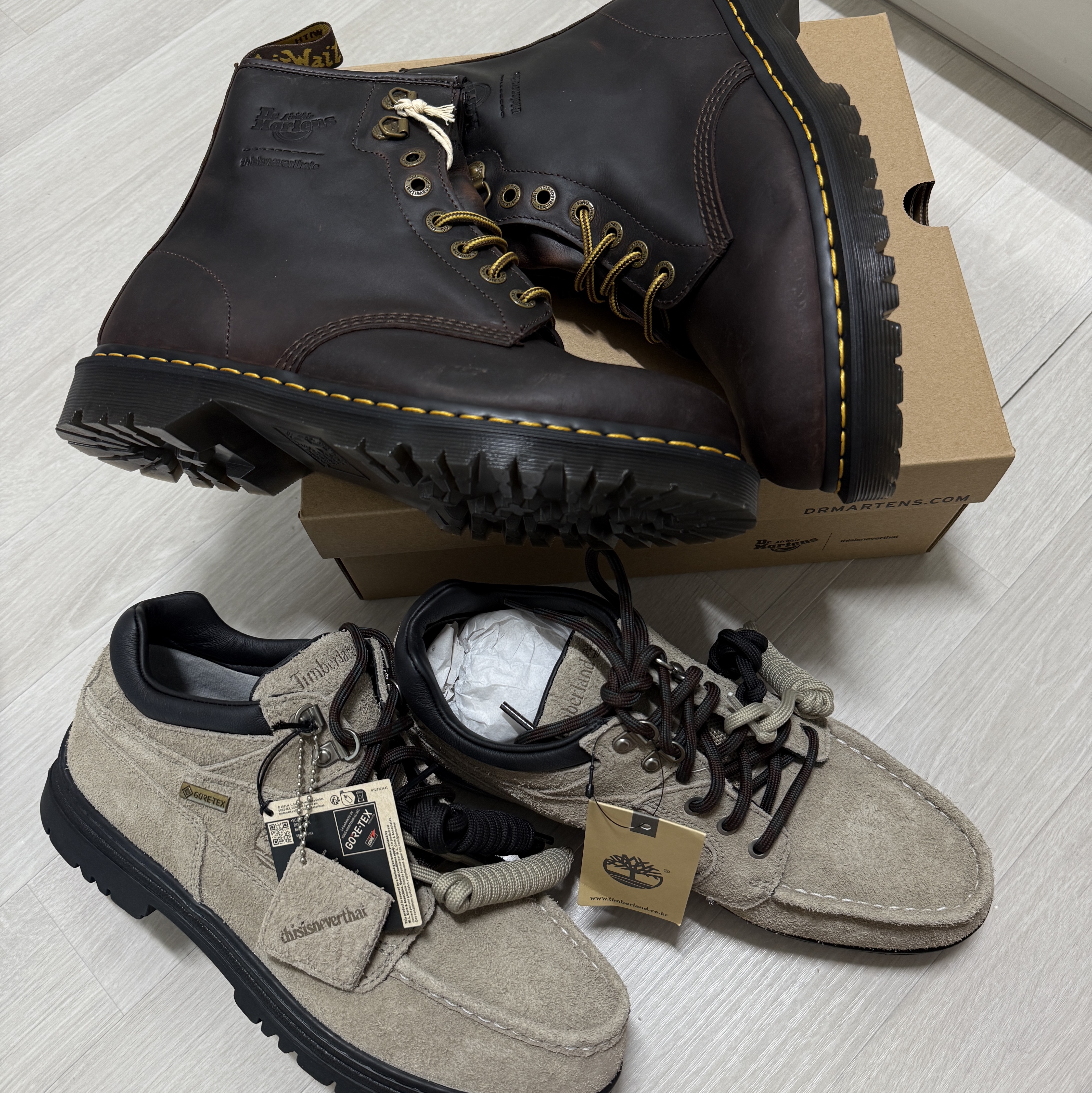 Dr. Martens x Thisisneverthat 1460 Waxed Full Grain Brown, Timberland x Thisisneverthat Heritage Gore-Tex Moc Toe Mid Boots Desert - Wide 착용 스타일 - 2