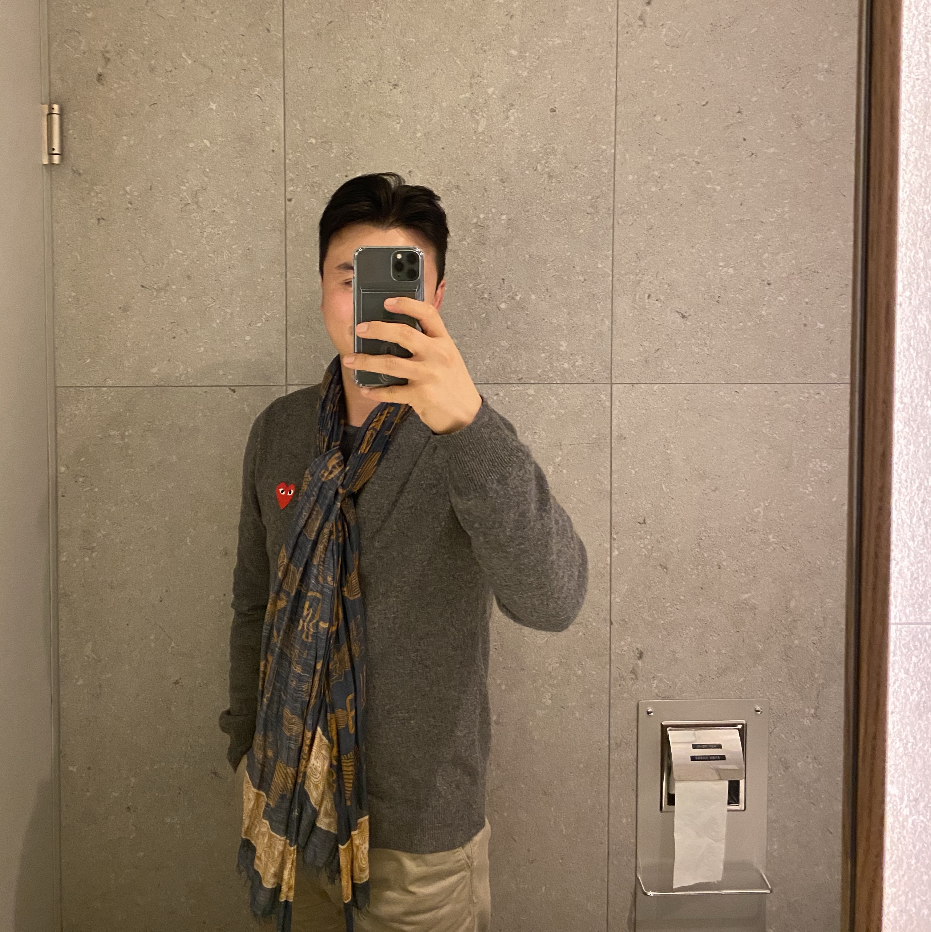 Play Comme des Garcons Red Heart Knit Cardigan Grey 착용 스타일
