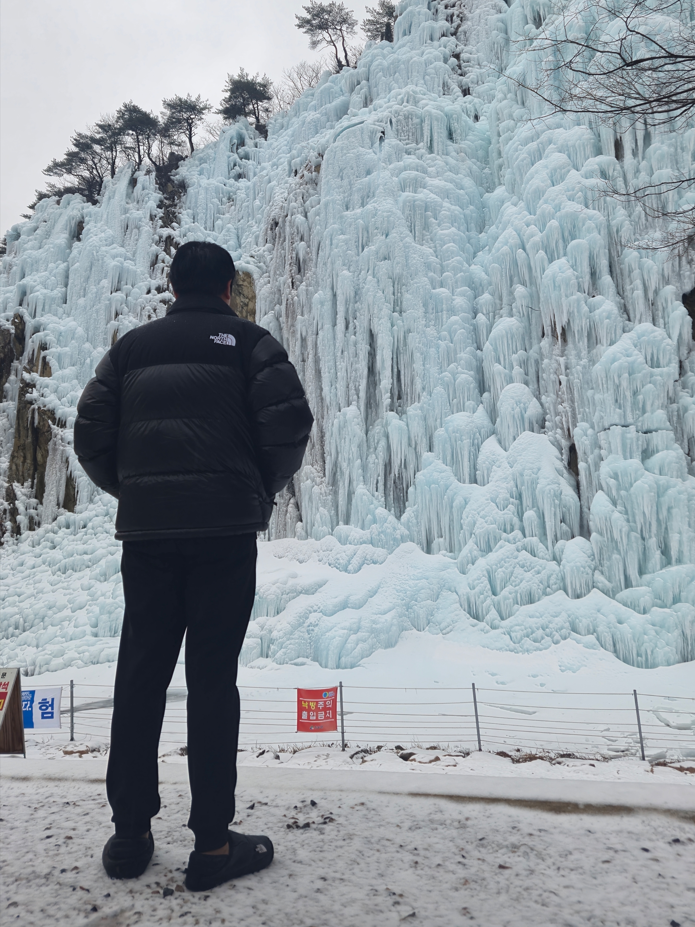 The North Face White Label Novelty Nuptse RDS Down Jacket Black, The North Face Camp Mule Black 착용 스타일