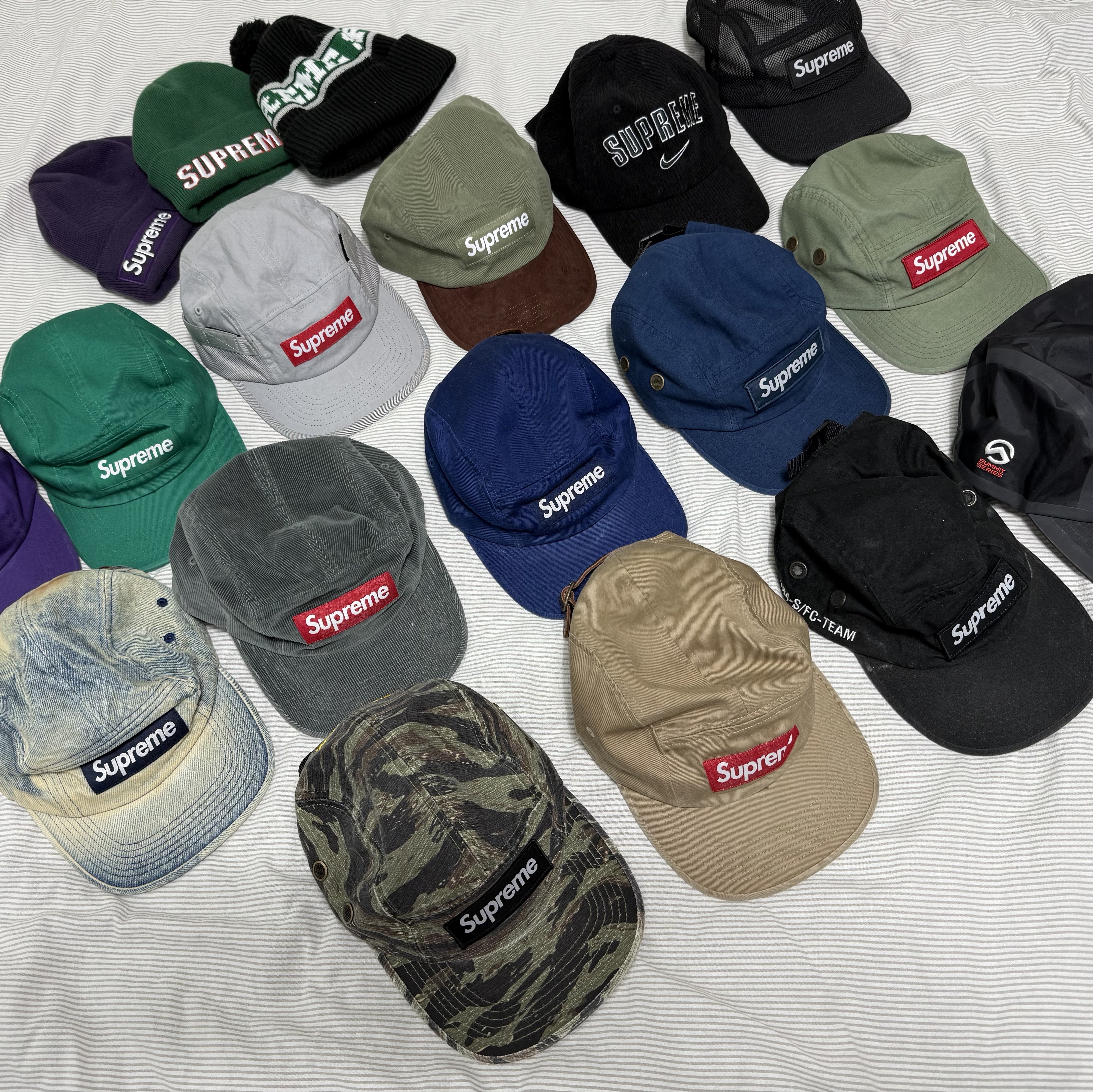 Supreme Mesh Pocket Camp Cap Silver - 24FW, Supreme Suede Visor Camp Cap Light Olive - 23SS 착용 스타일