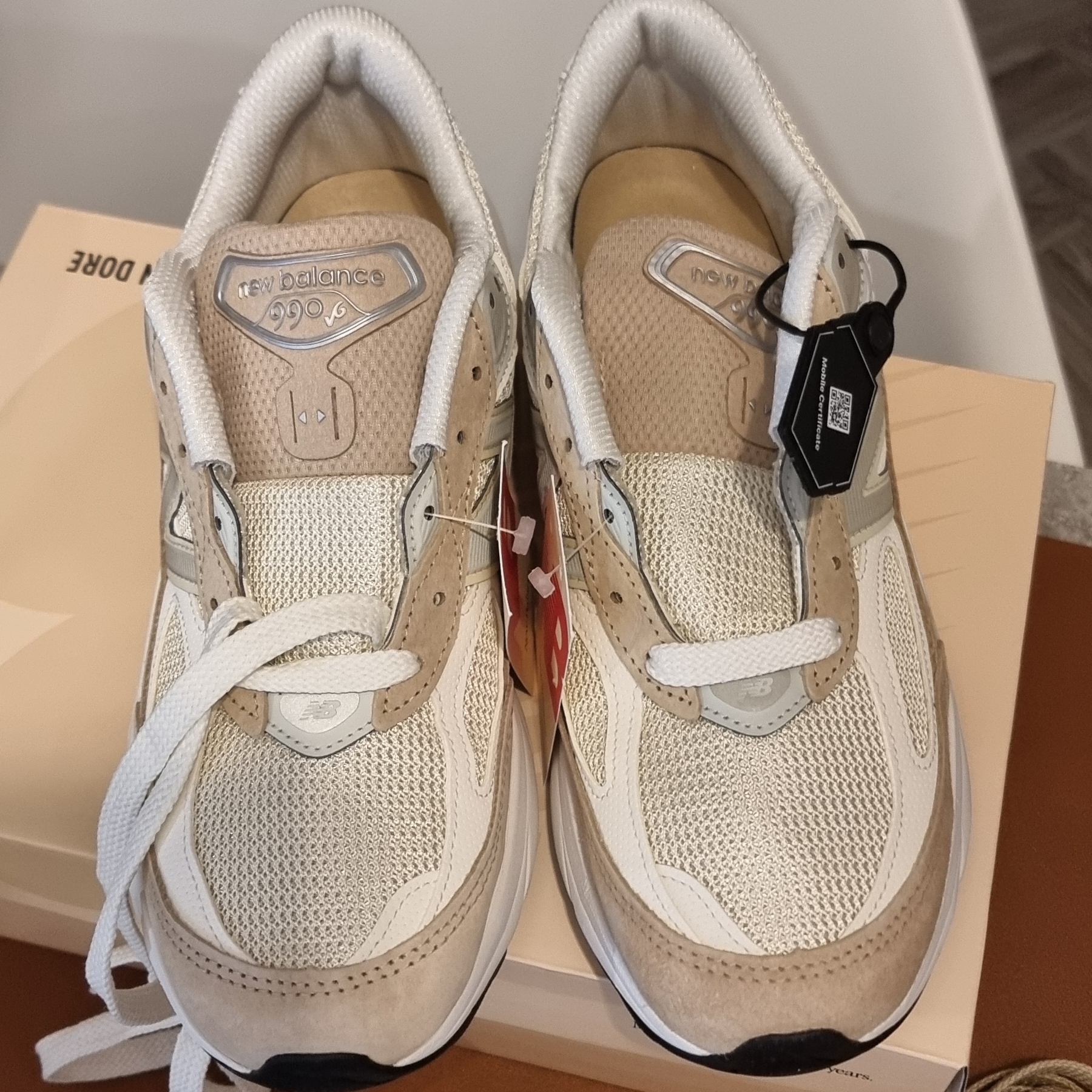 New Balance x Aime Leon Dore 990v6 Made in USA Tan 착용 스타일 - 3
