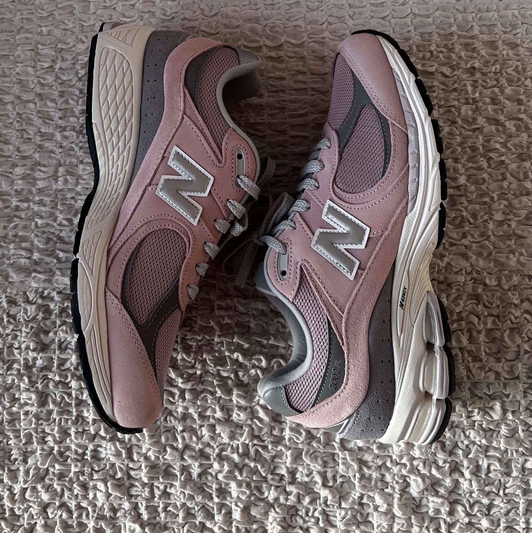 New Balance 2002R Orb Pink 착용 스타일