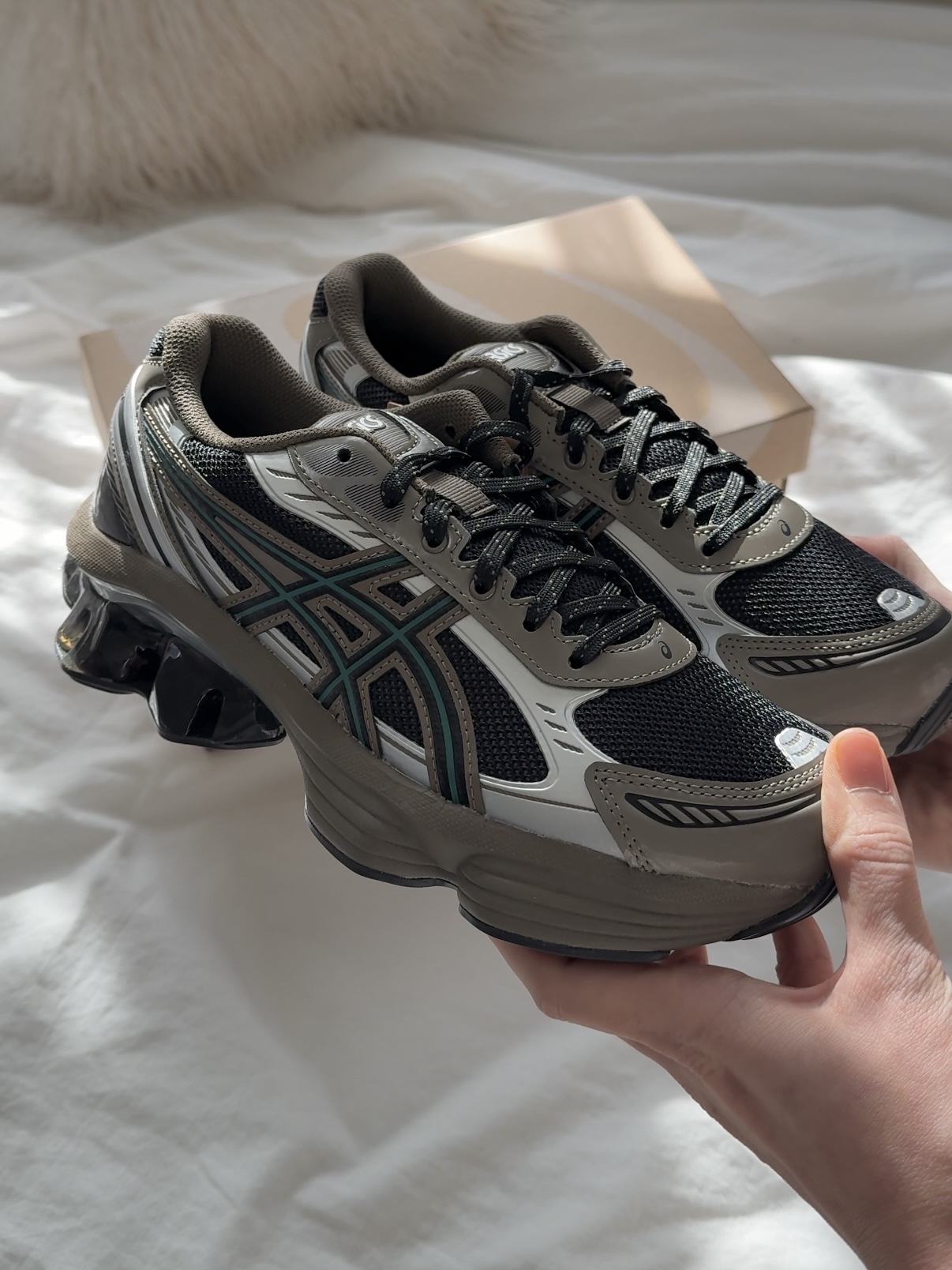 Asics Gel-Kinetic Fluent Black Dark Taupe 착용 스타일