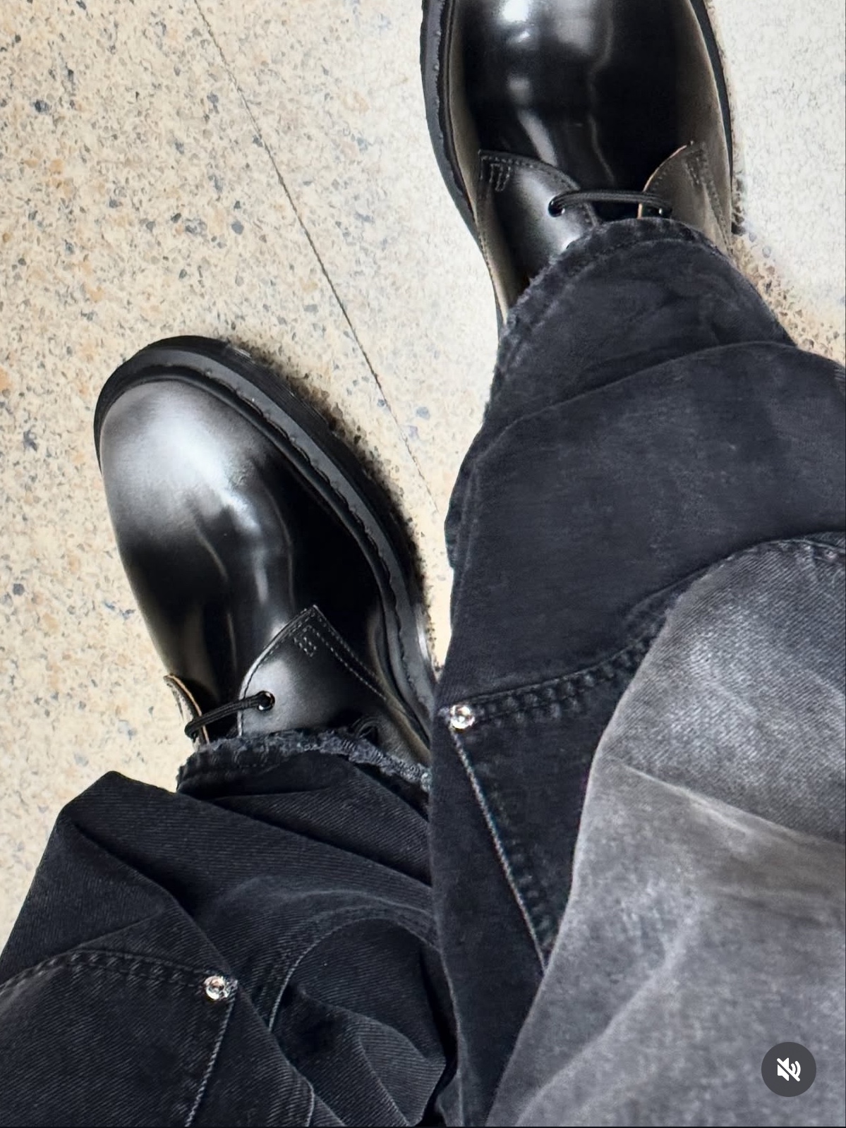Dr. Martens x Supreme 1461 Gray Silver 착용 스타일 - 9