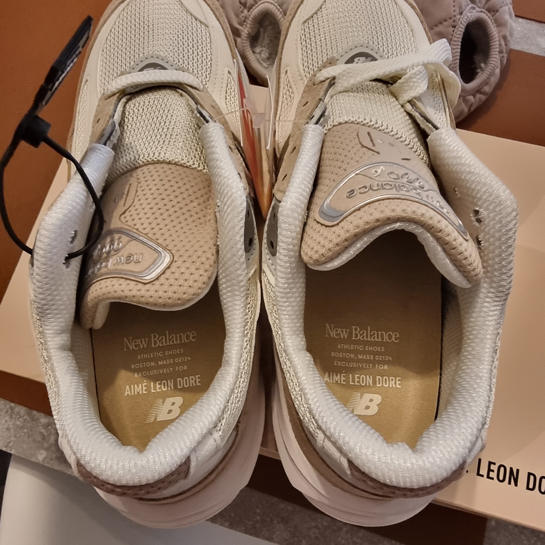 New Balance x Aime Leon Dore 990v6 Made in USA Tan 착용 스타일 - 1