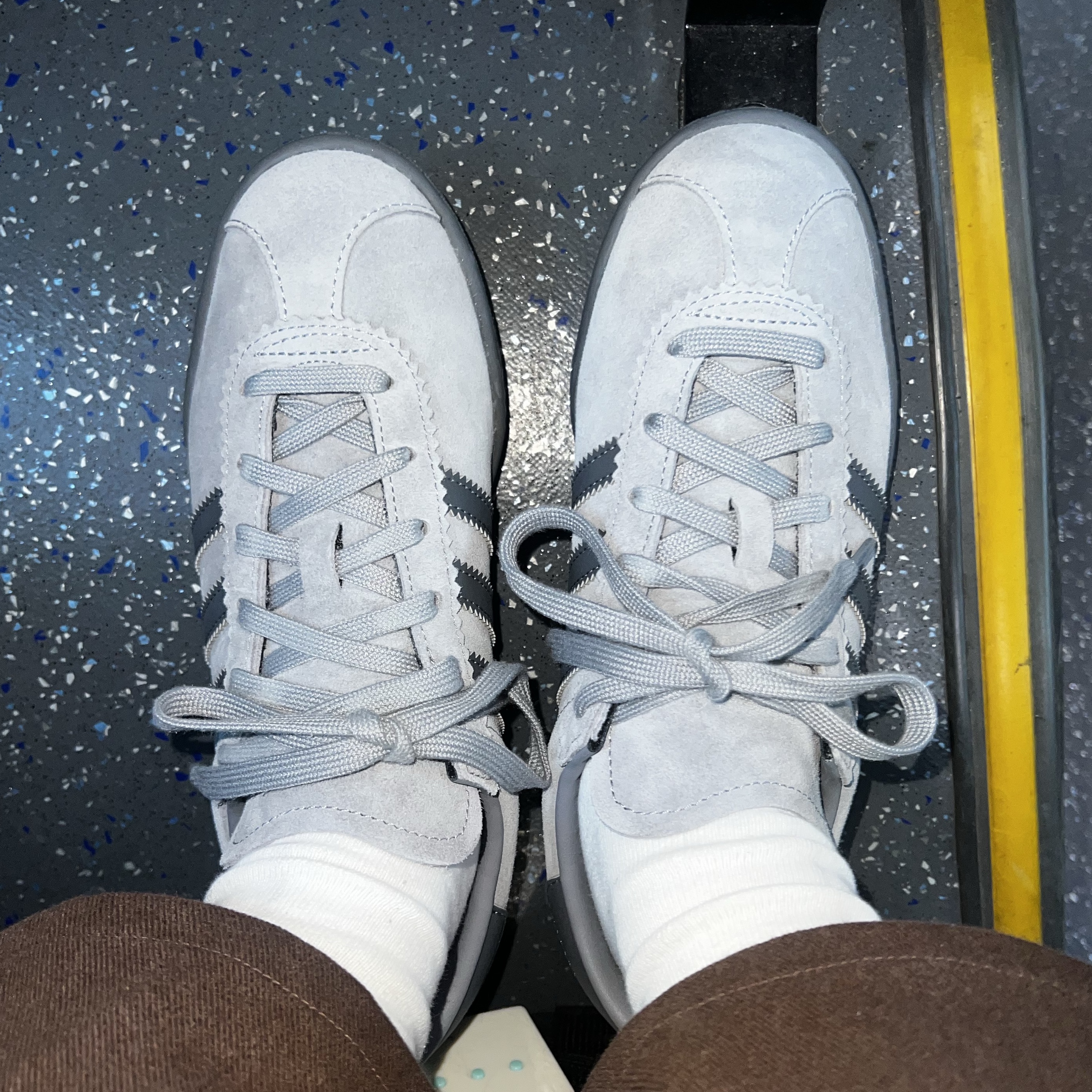 Adidas Stadt Grey Three Grey Five 착용 스타일
