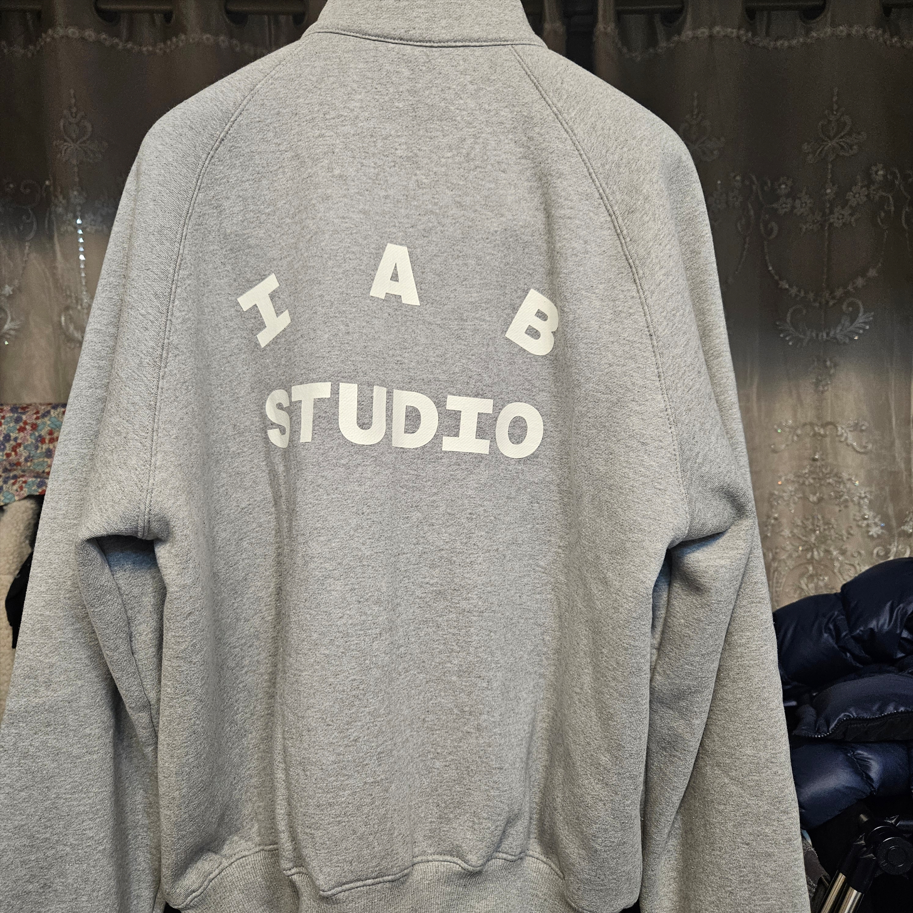 IAB Studio 2Way Full Zip-Up Gray White 착용 스타일