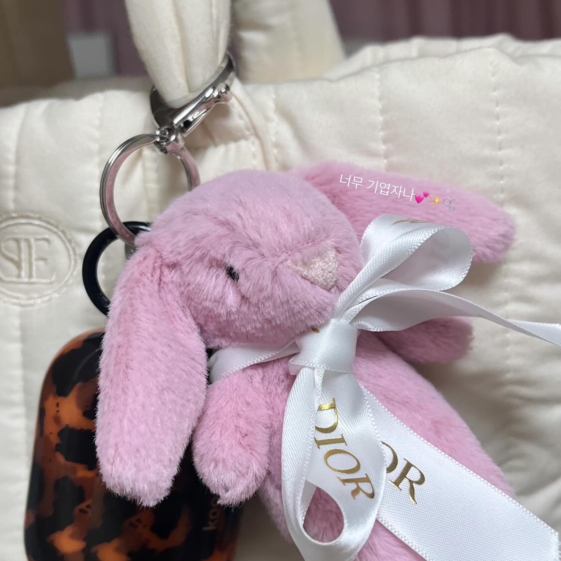 Jellycat Bashful Bunny Bag Charm Tulip 착용 스타일
