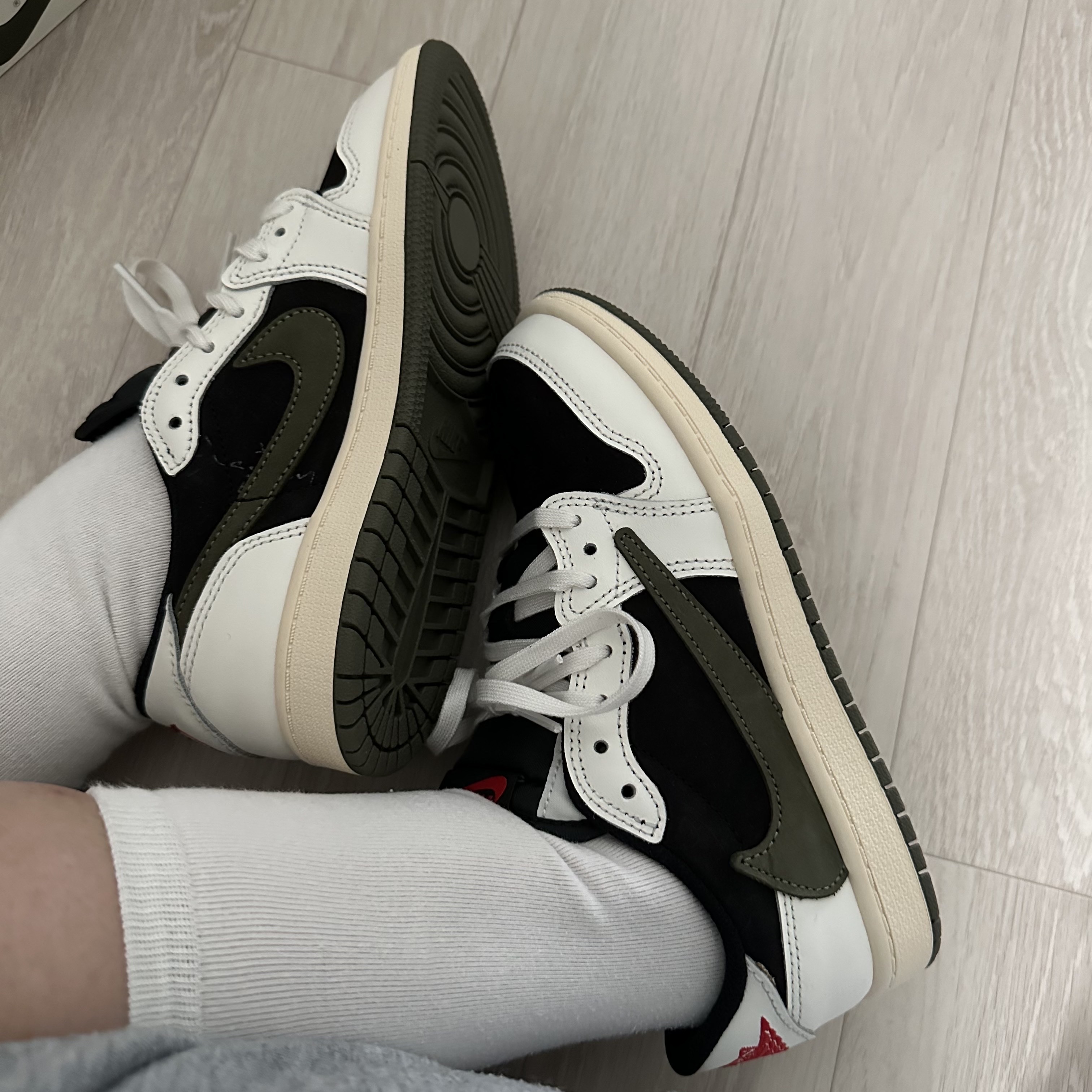 (PS) Jordan 1 x Travis Scott Retro Low OG SP Sail and Ridgerock, (PS) Jordan 1 x Travis Scott Retro Low OG SP Medium Olive 착용 스타일 - 4