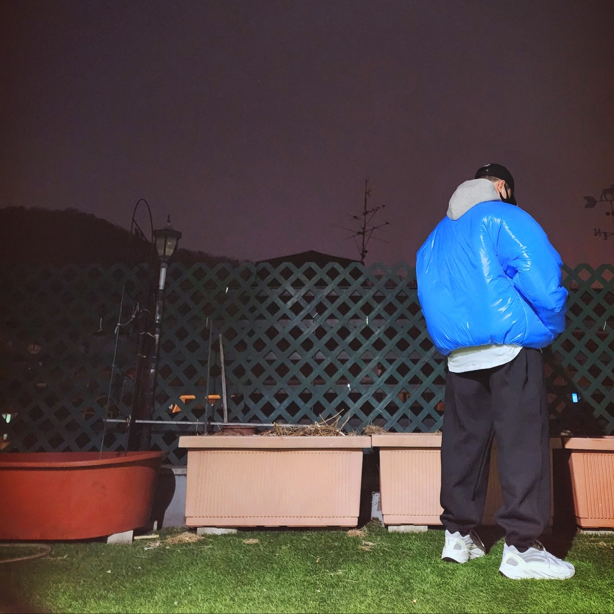 Yeezy Gap Engineered By Balenciaga Flame Cap Black, Essentials Pullover Hoodie Dark Heather Oatmeal - 24SS 착용 스타일 - 3