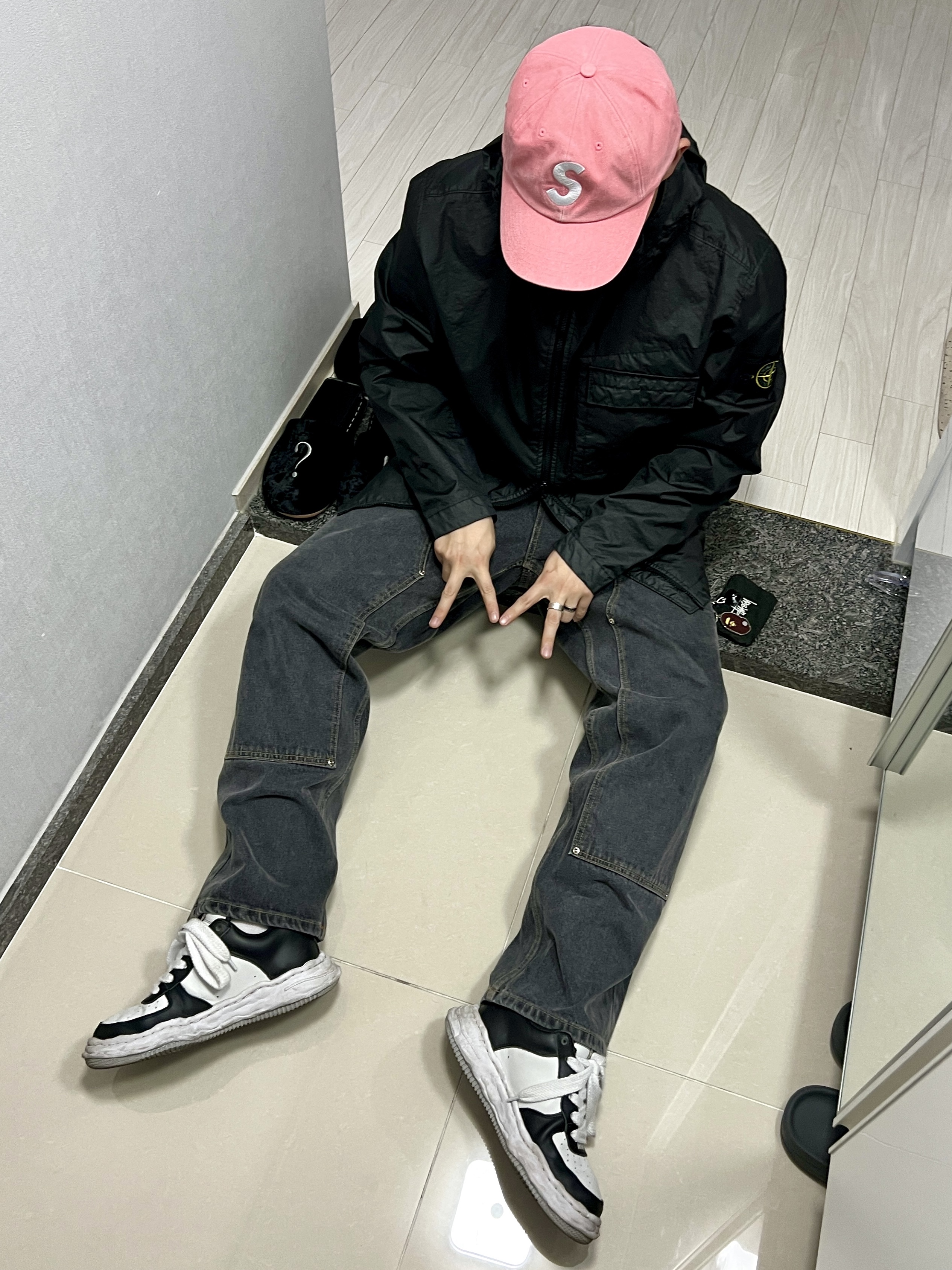 Supreme Pigment S Logo 6-Panel Bright Pink - 24FW, Stone Island 40223 Membrana 3L TC Garment Dyed Hooded Jacket Black - 22SS 착용 스타일