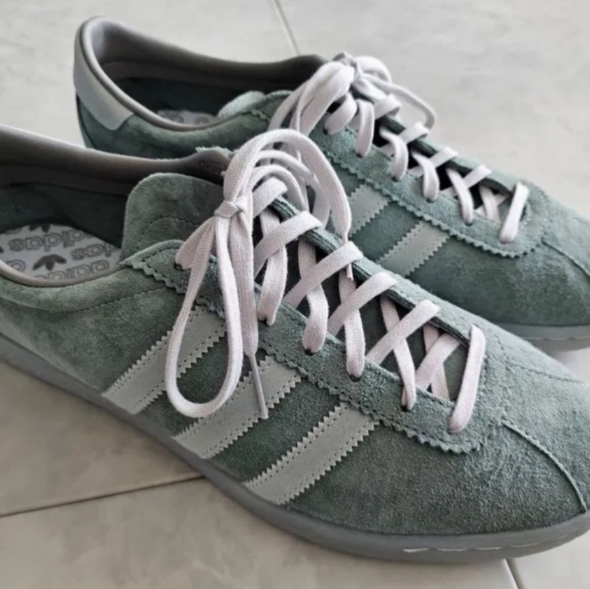 Adidas Tobacco Silver Green Pantone 착용 스타일