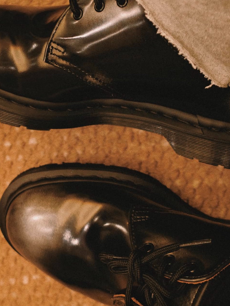 Dr. Martens x Supreme 1461 Gray Silver 착용 스타일 - 5