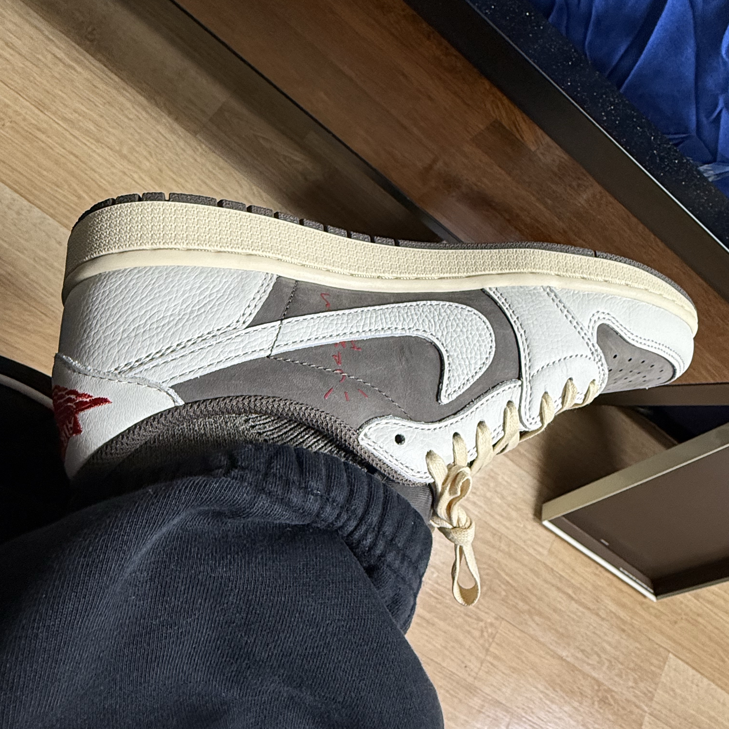 Jordan 1 x Travis Scott Retro Low OG SP Sail and Ridgerock 착용 스타일 - 2